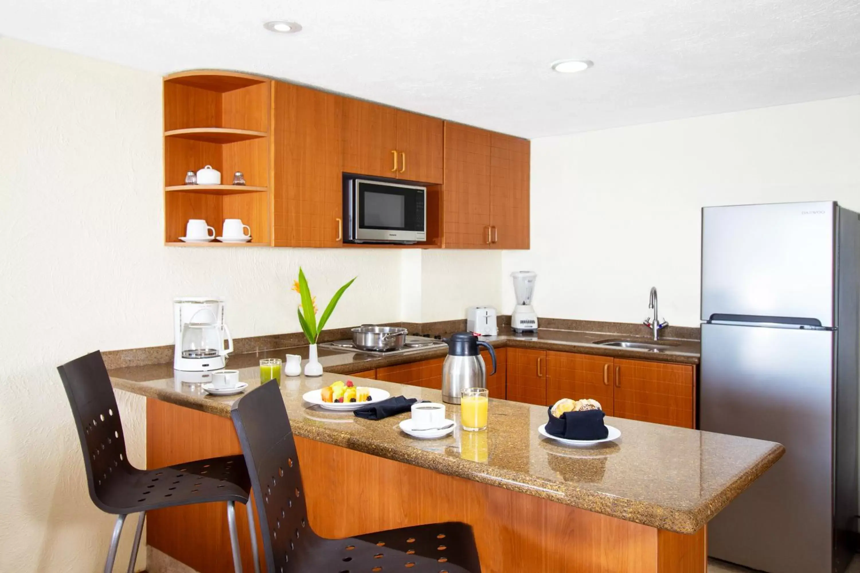 Kitchen or kitchenette, Kitchen/Kitchenette in Plaza Pelicanos Grand Beach Resort All Inclusive