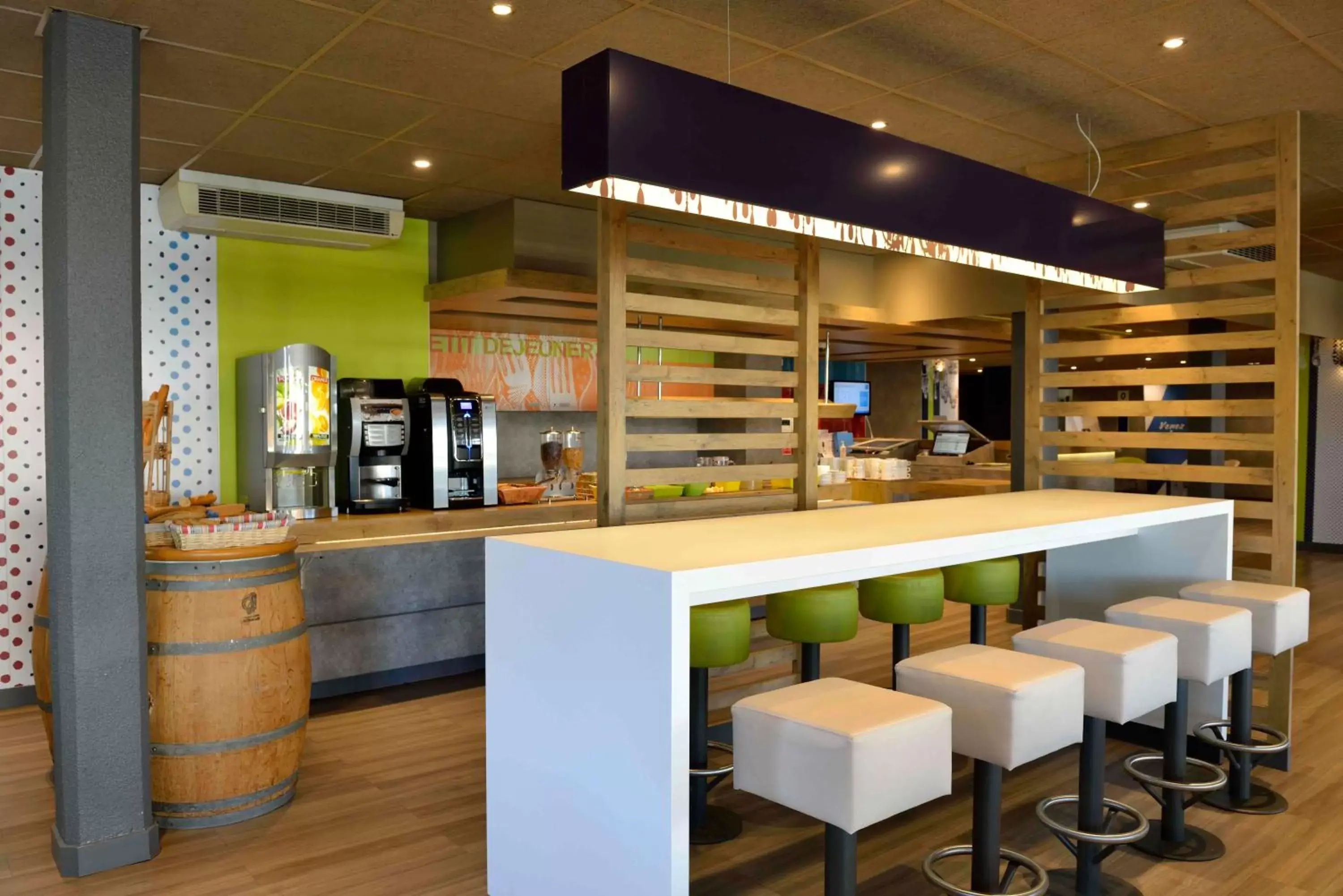 Restaurant/places to eat, Lounge/Bar in ibis budget Bordeaux Lac