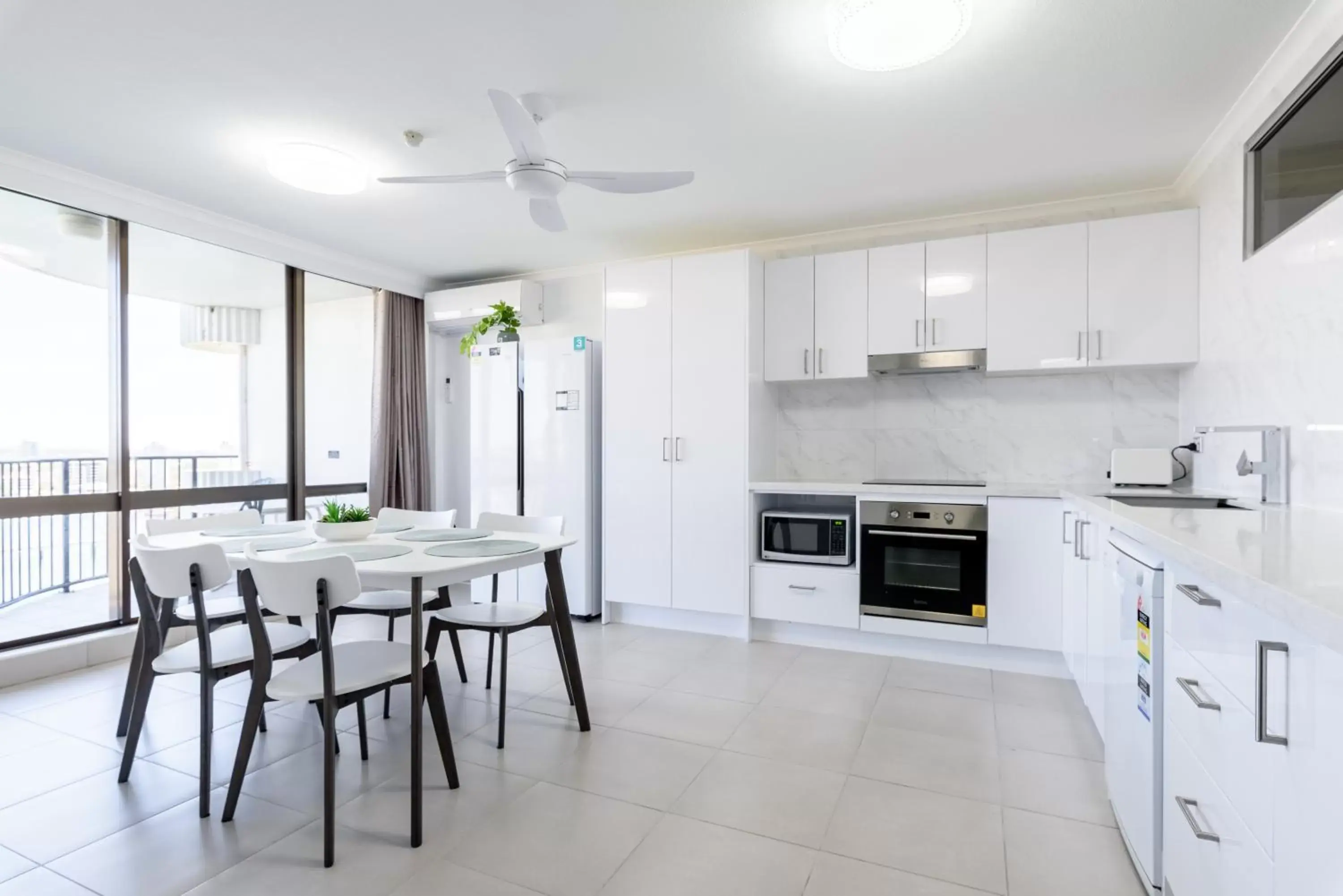 Dining area, Kitchen/Kitchenette in Silverton Apartment Resort Surfers Paradise