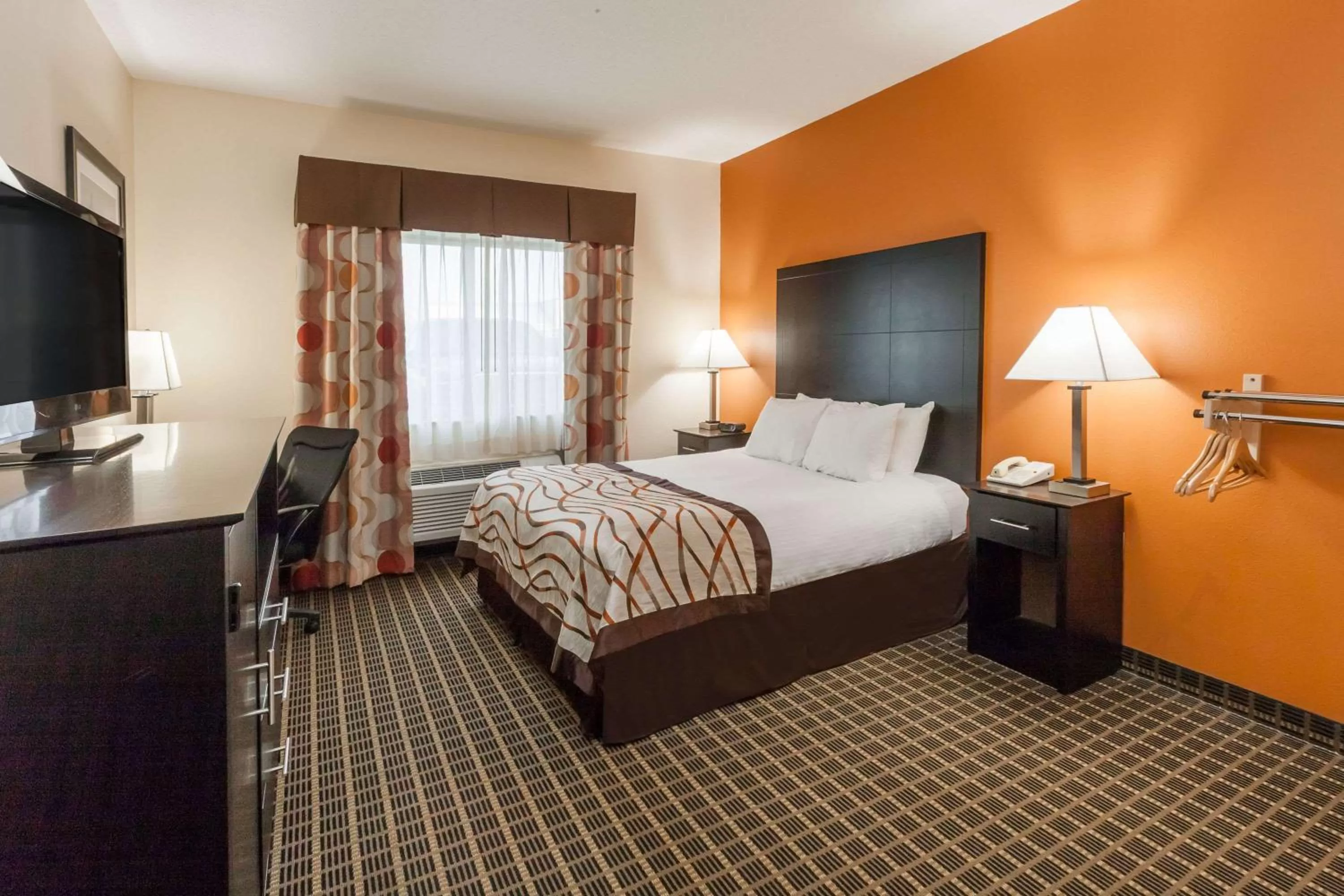 Photo of the whole room, Bed in Baymont by Wyndham South Haven