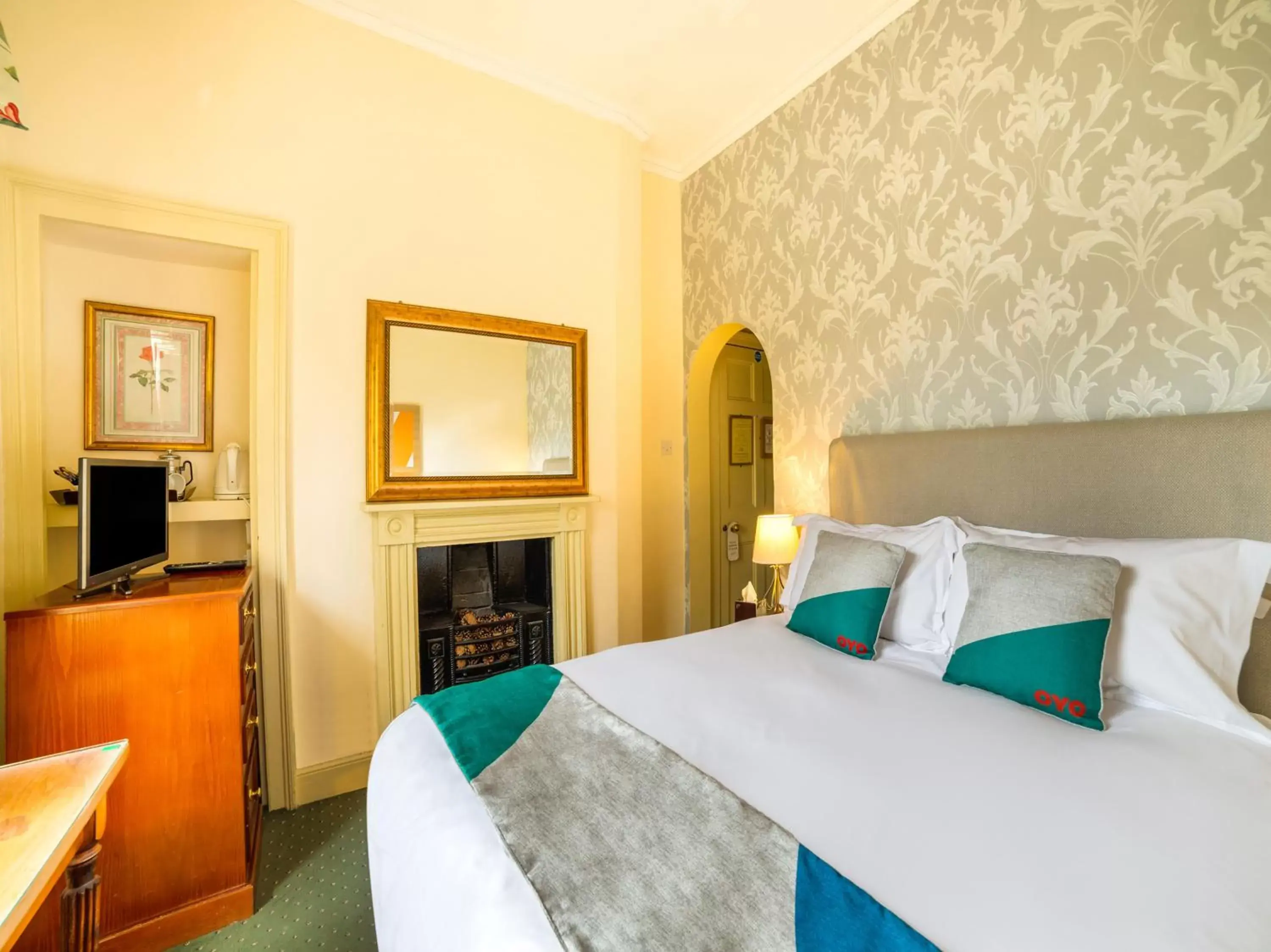 Bedroom, Bed in OYO Bailbrook Lodge, Bath