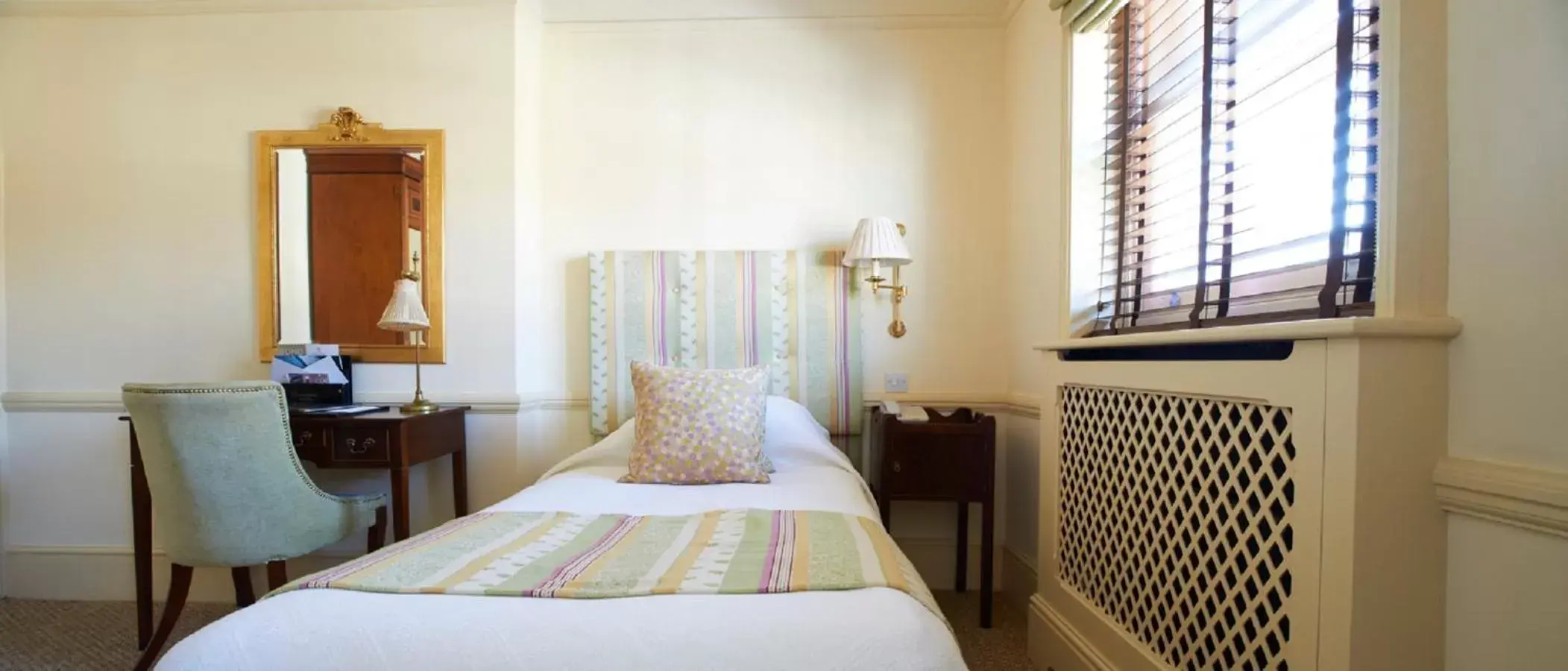 Bedroom, Bed in Durrants Hotel