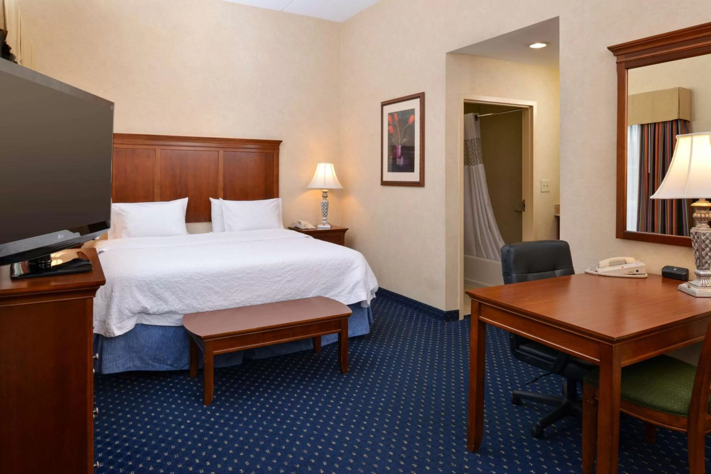 Bed in Hampton Inn and Suites Fredericksburg South