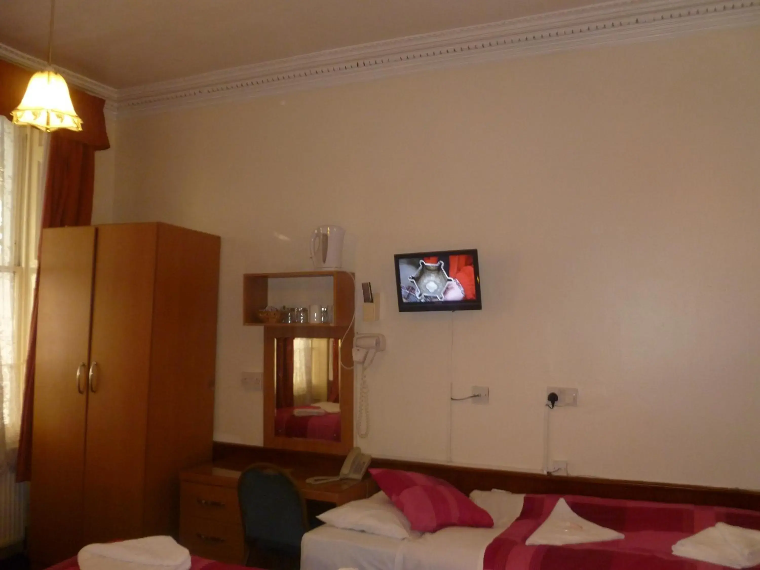TV and multimedia, Bed in Guilford House Hotel