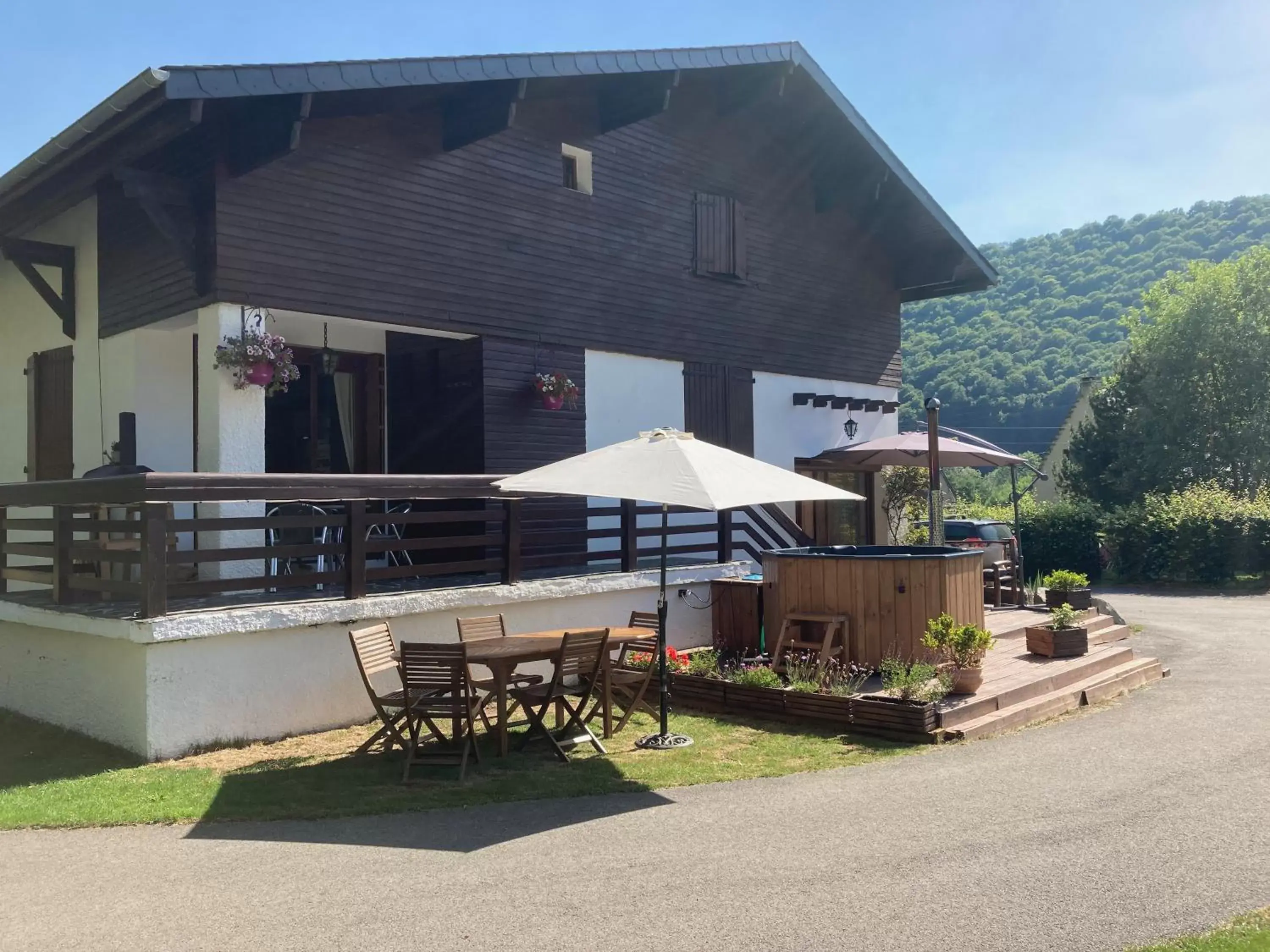 Patio, Property Building in Chalet Ouréa