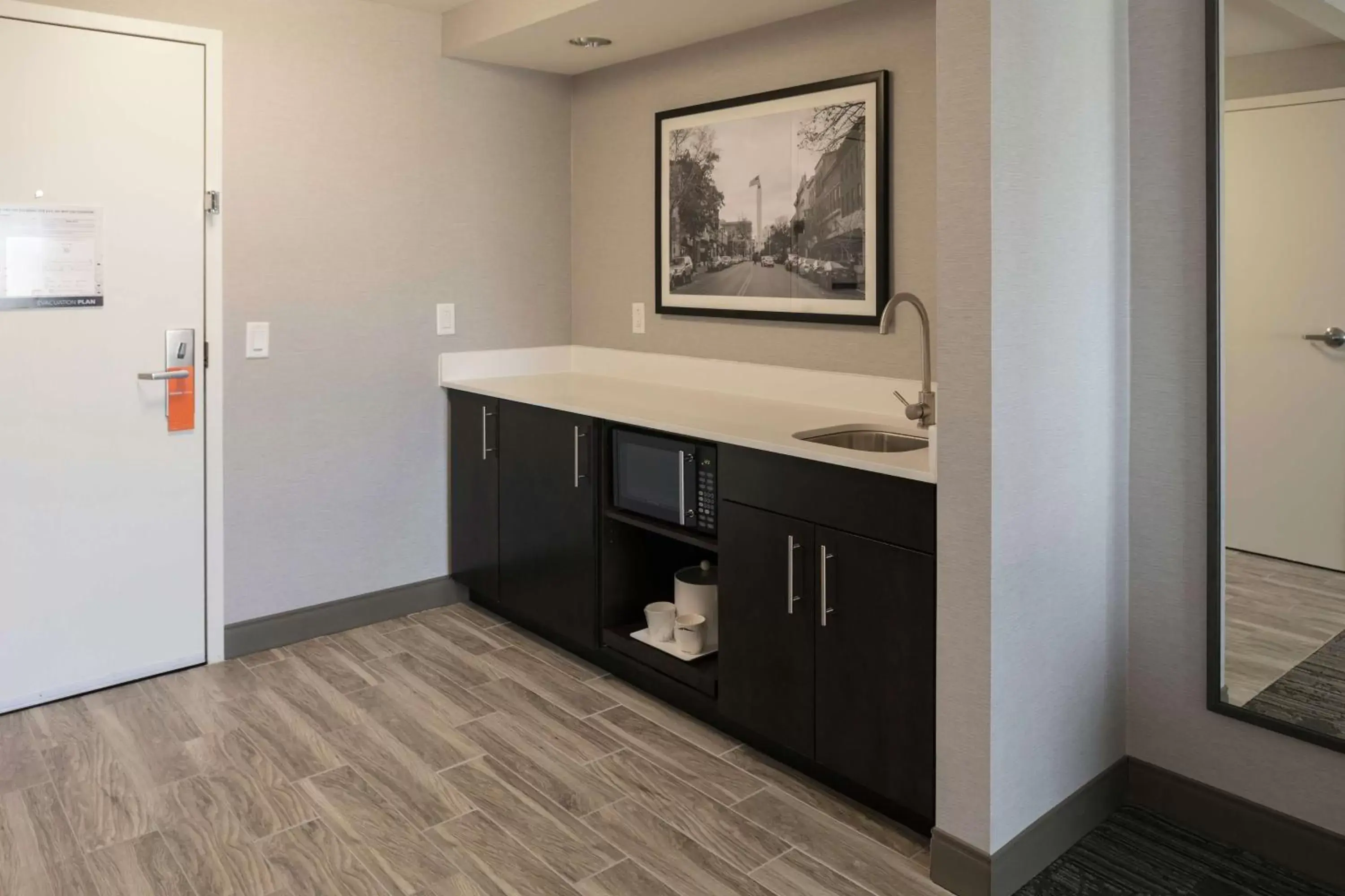 Kitchen or kitchenette, Bathroom in Hampton Inn Easton