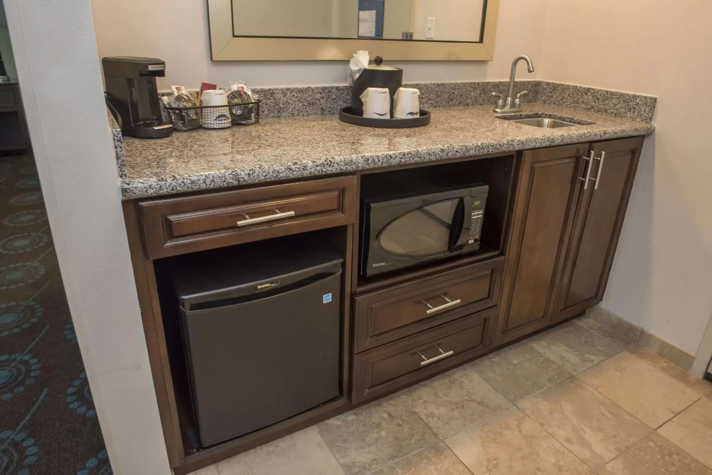 Bed, Kitchen/Kitchenette in Hampton Inn & Suites Orlando North Altamonte Springs
