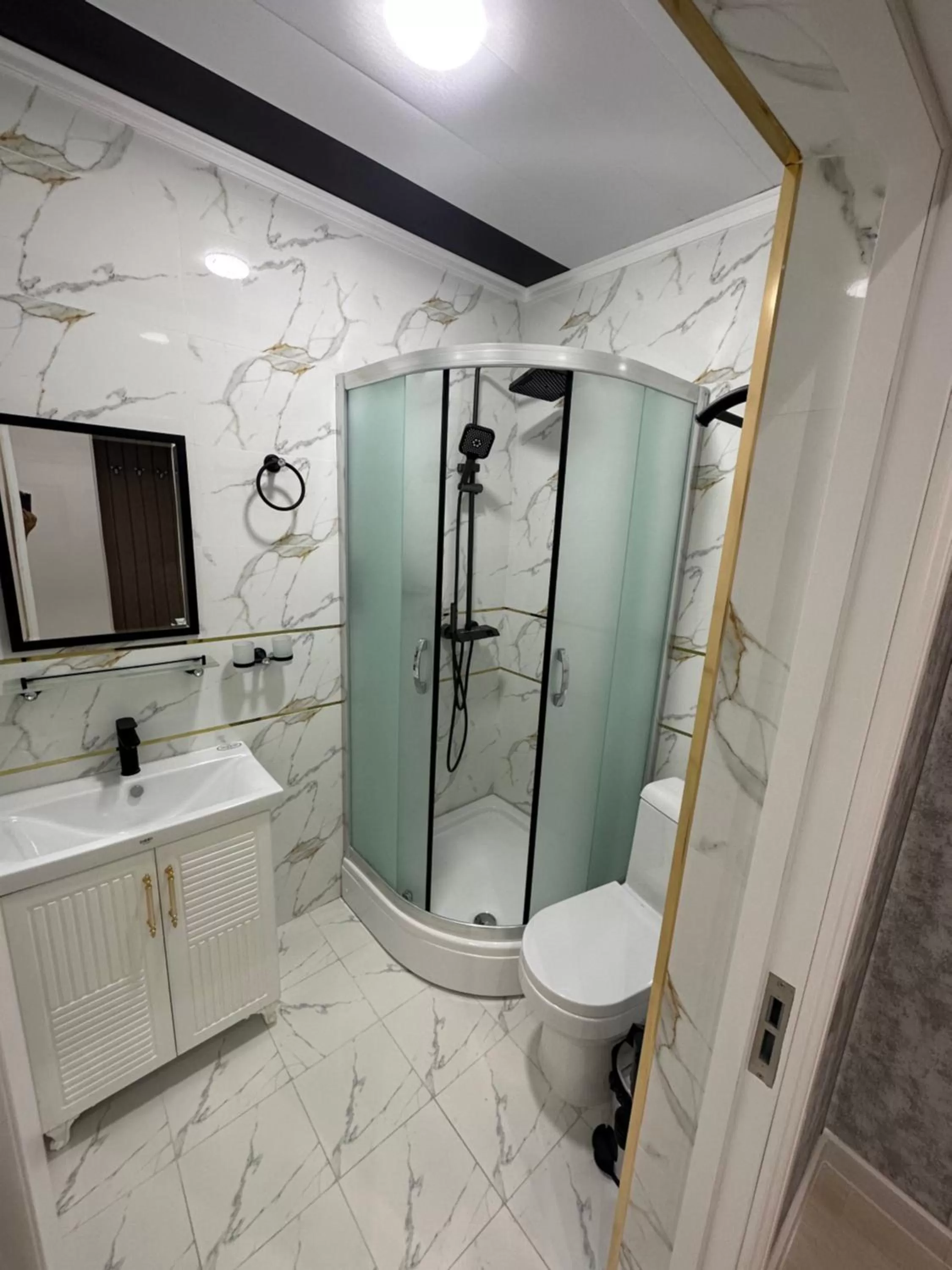 Shower in New Minor Hotel