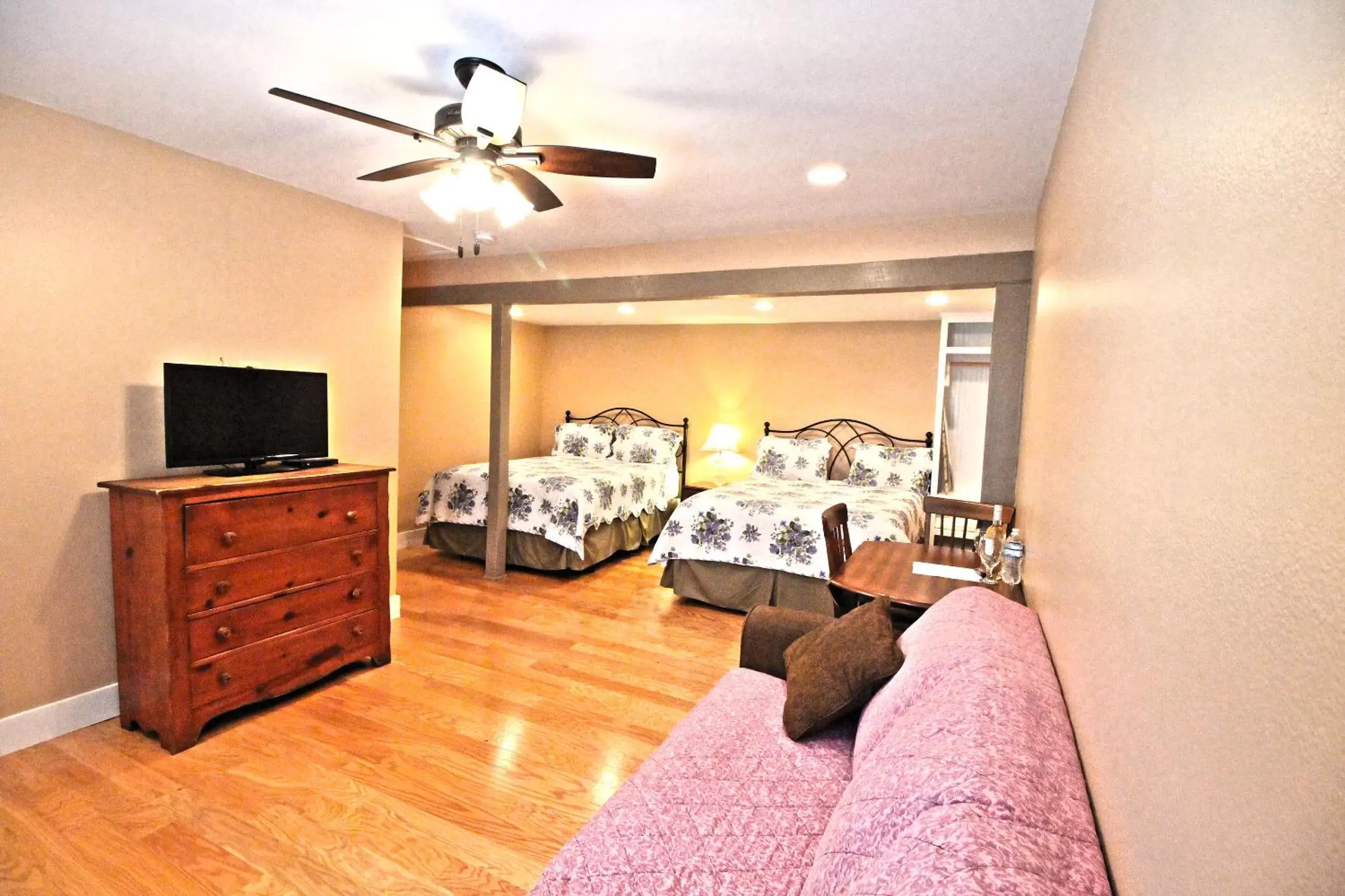 Bedroom, Seating Area in Peach Tree Inn & Suites