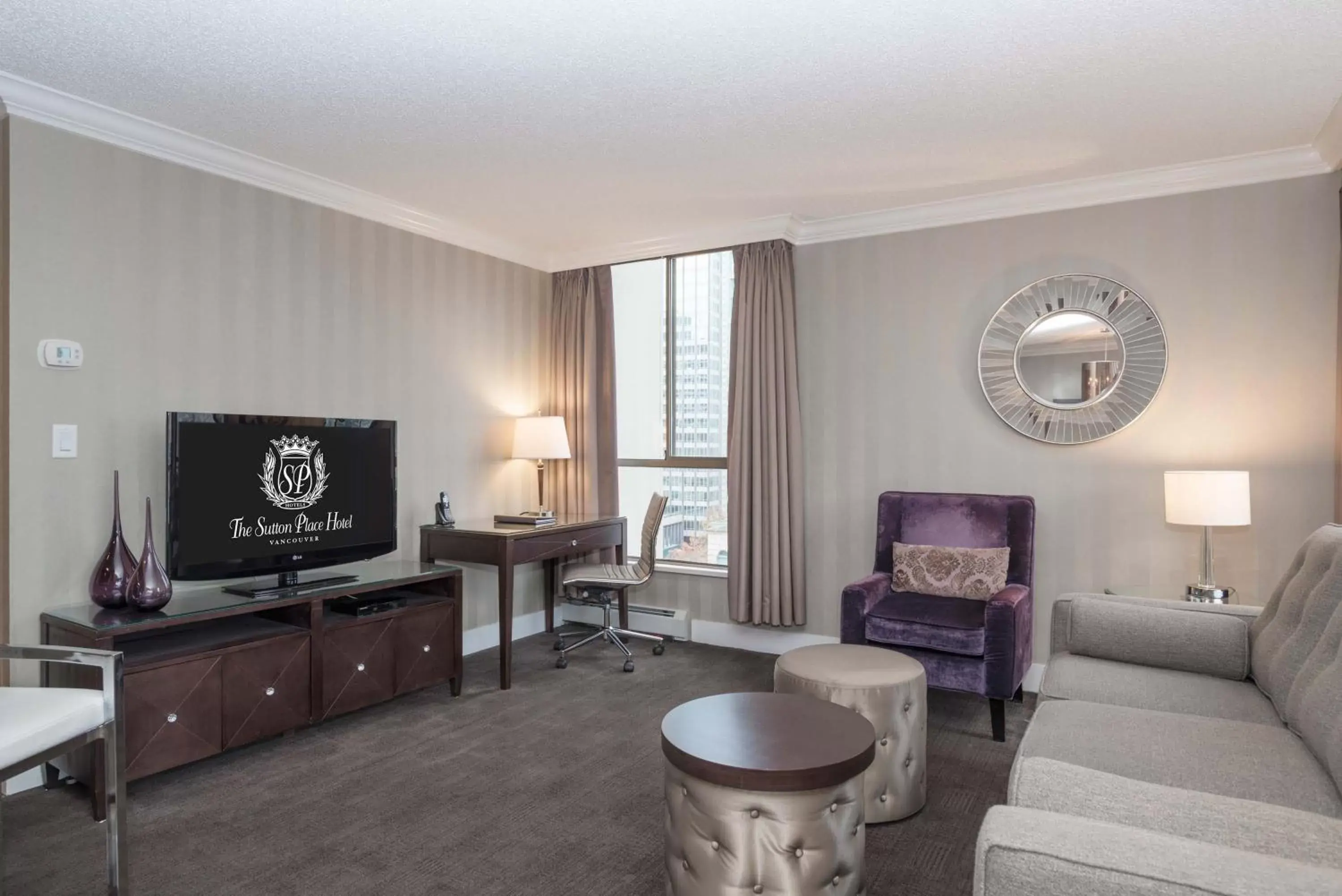 Living room, TV/Entertainment Center in La Grande Residence at the Sutton Place Hotel