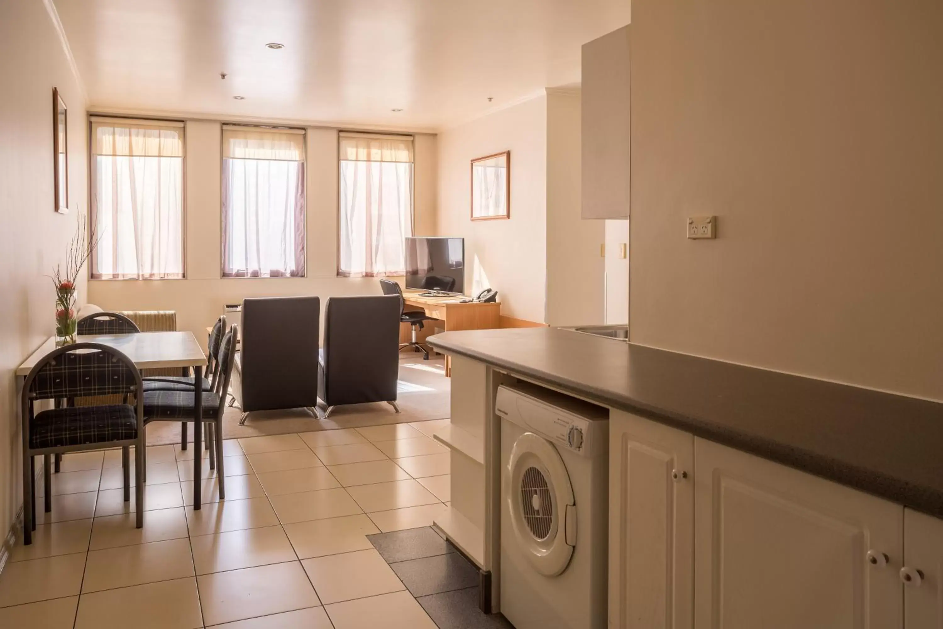 washing machine, Kitchen/Kitchenette in President Hotel Auckland