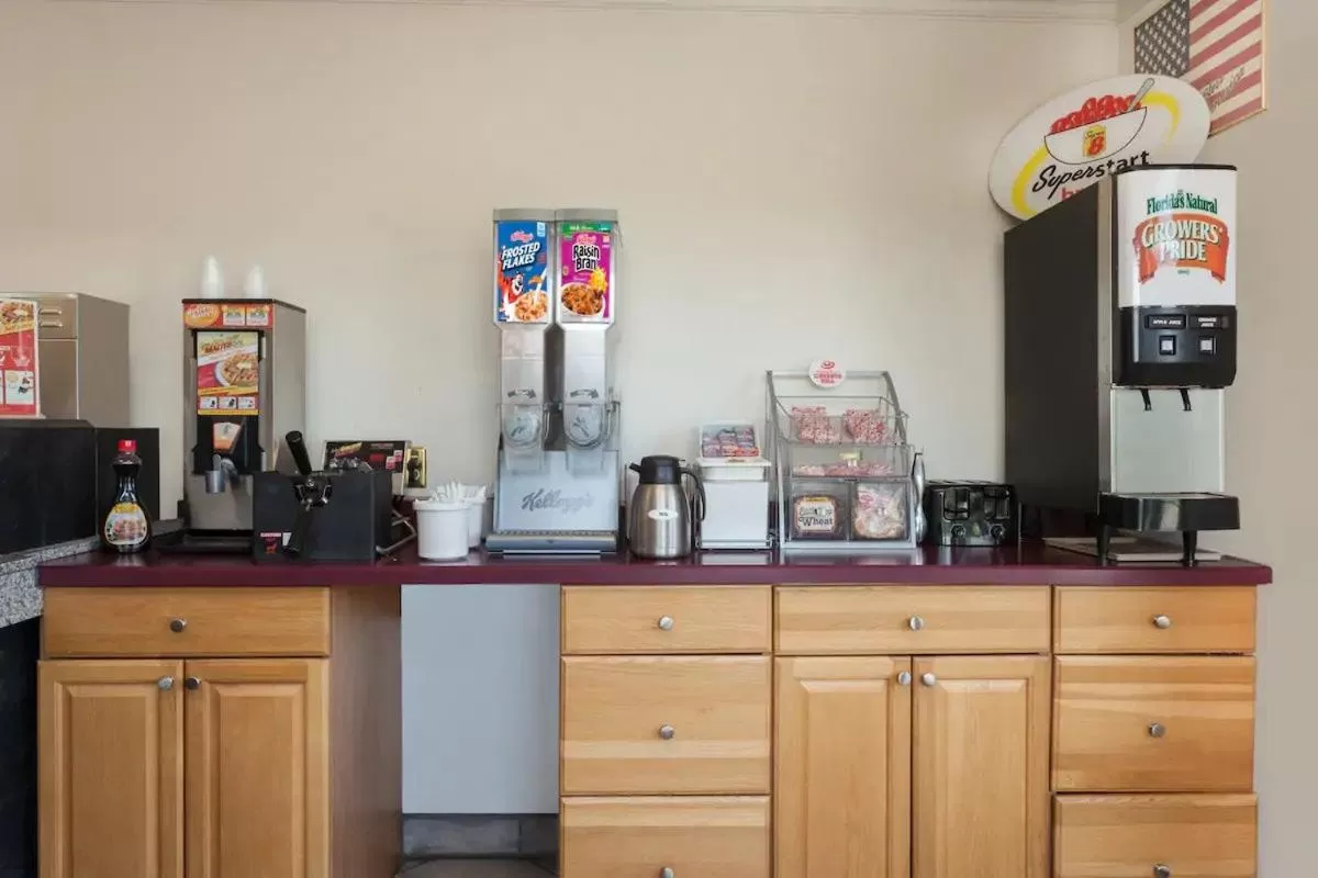 Super 8 by Wyndham Harrisburg Hershey West