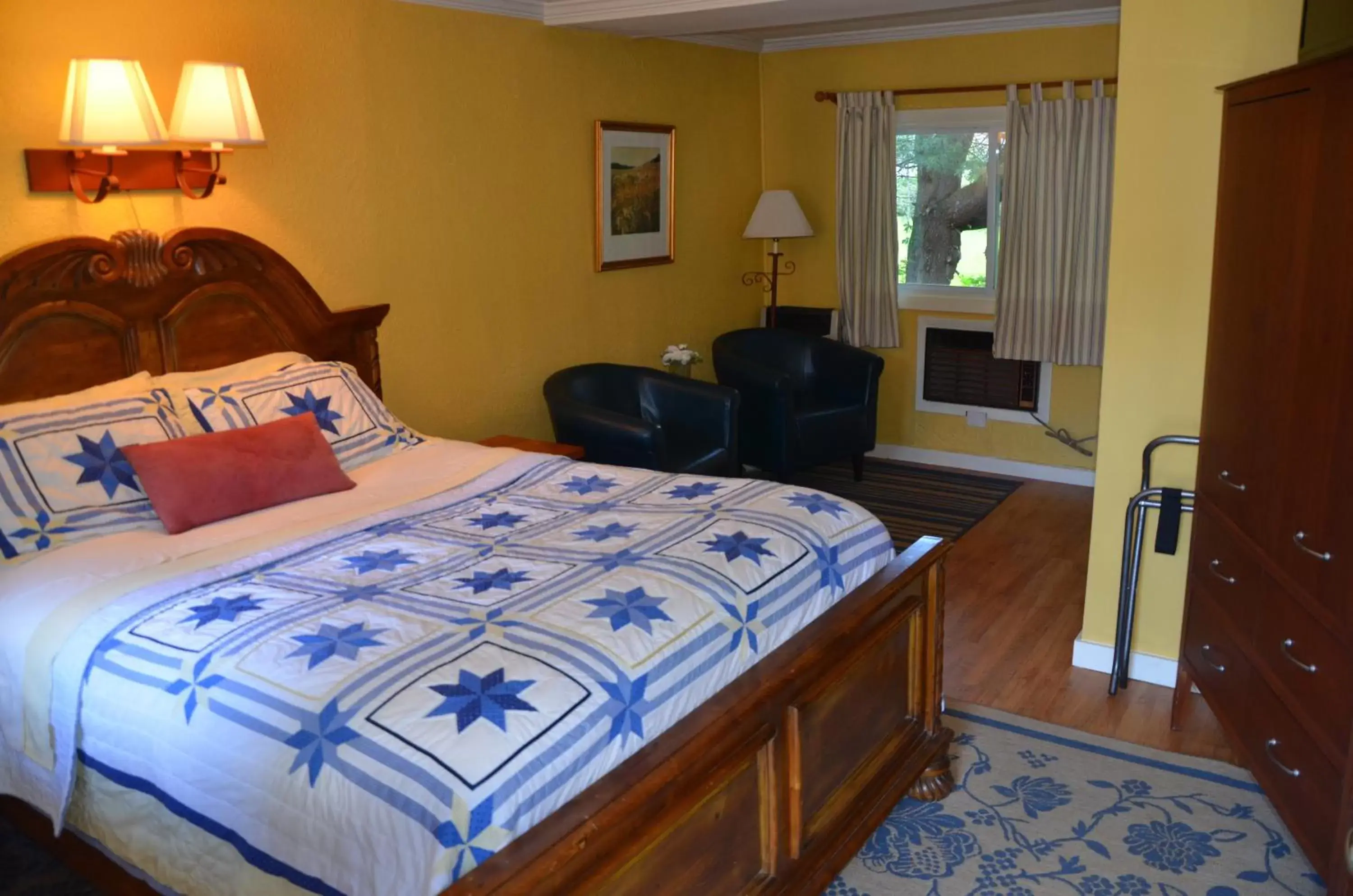 Photo of the whole room, Bed in Cornwall Inn