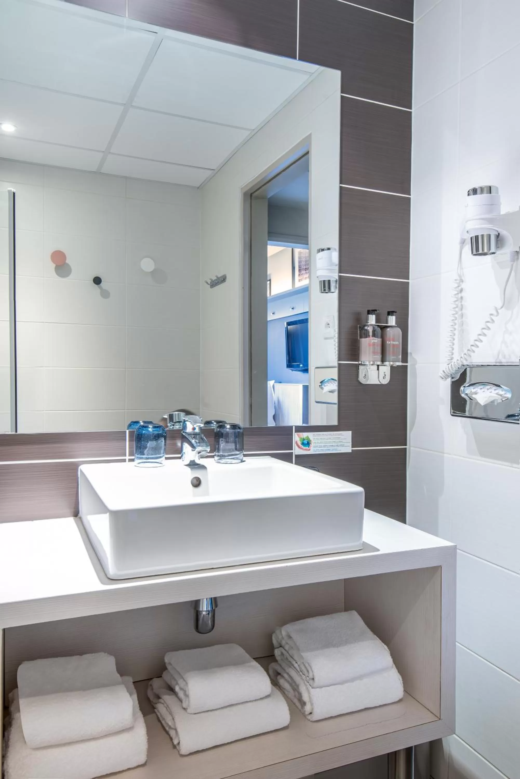 Bathroom in Hotel Kaijoo by HappyCulture