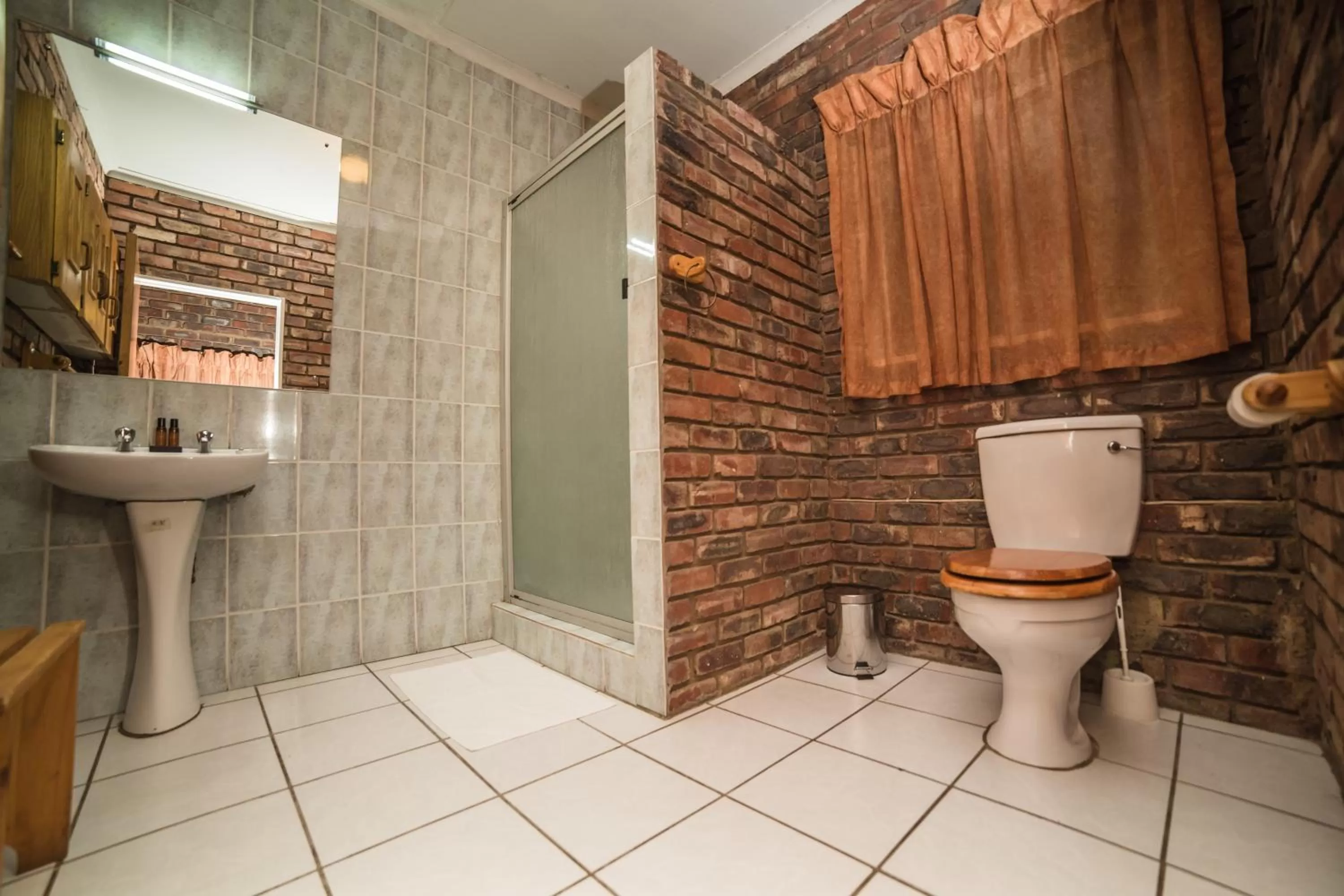 Bathroom in Acacia Guesthouse Klerksdorp