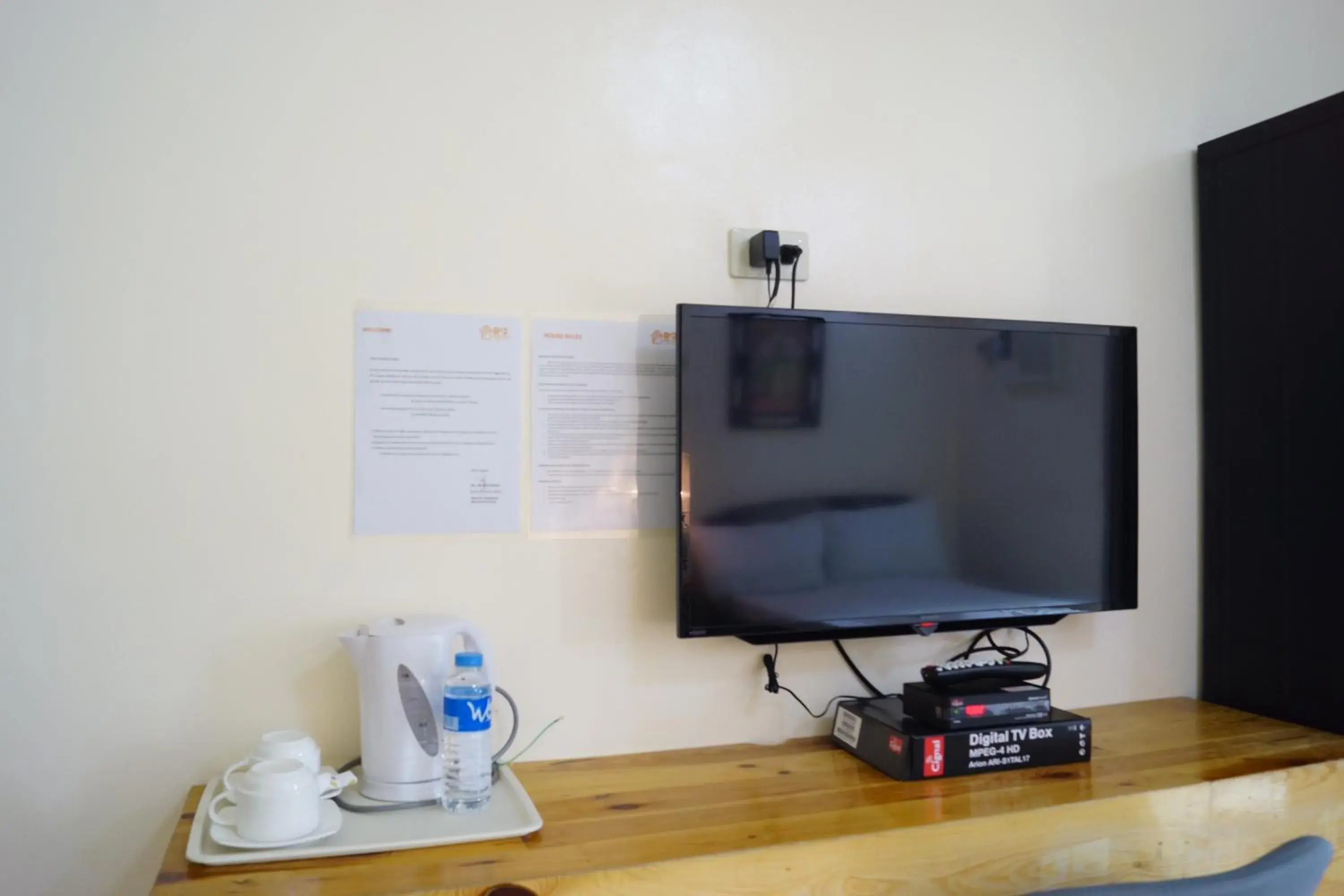 Bed, TV/Entertainment Center in B&J Guesthouse Tagbilaran