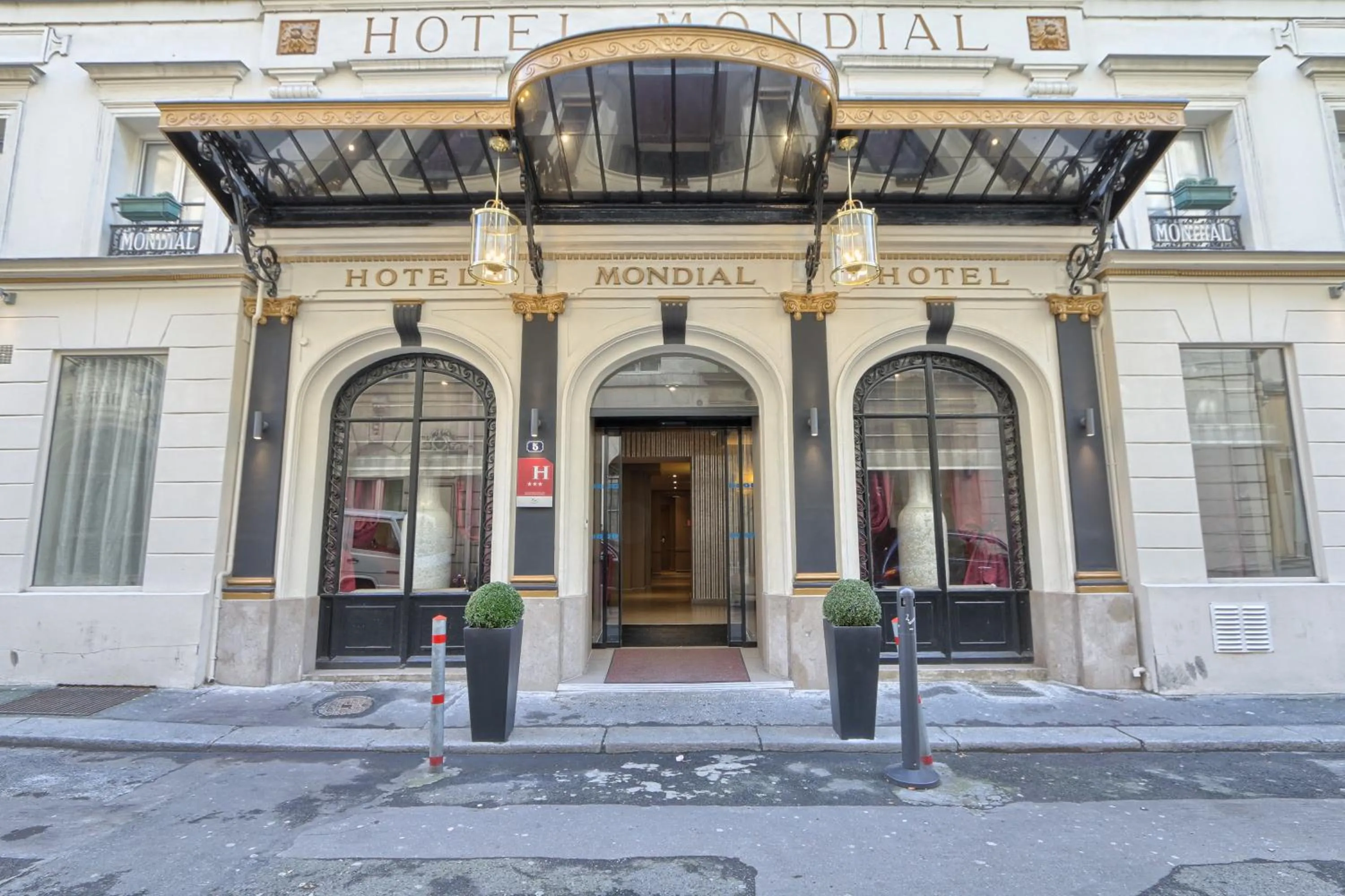Facade/entrance in Hôtel Mondial