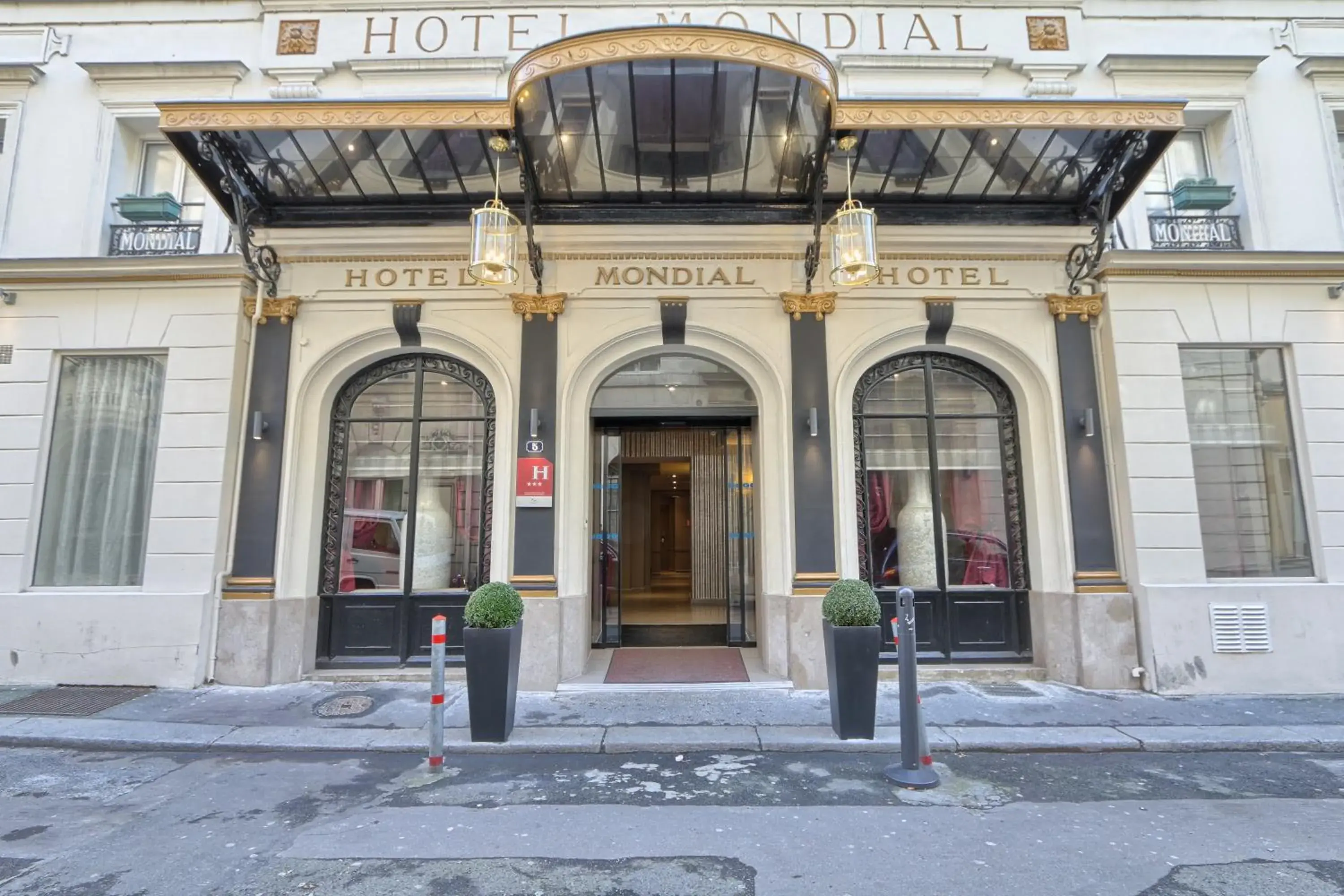 Facade/entrance in Hotel Mondial