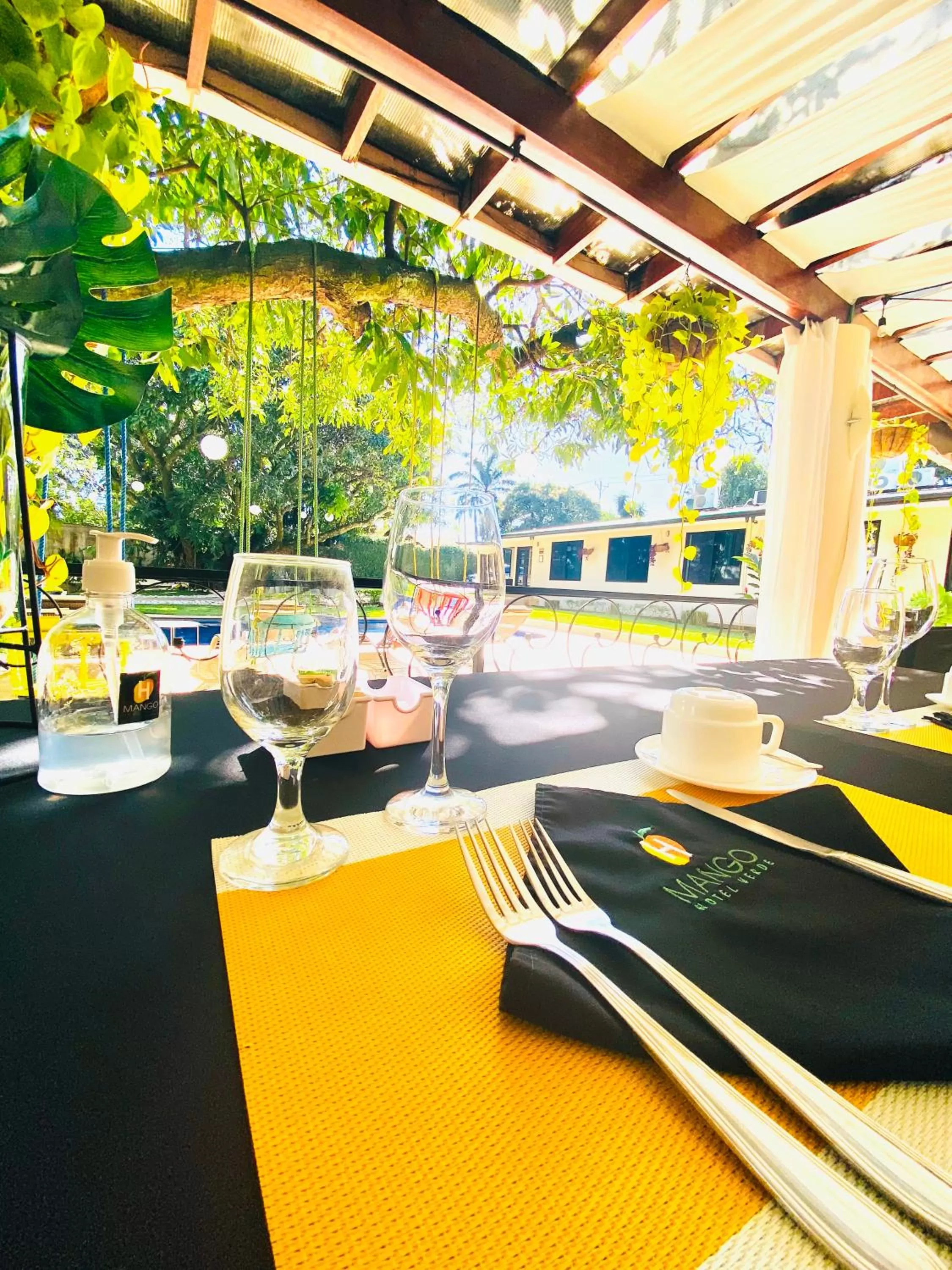 Restaurant/places to eat in Hotel Mango Airport