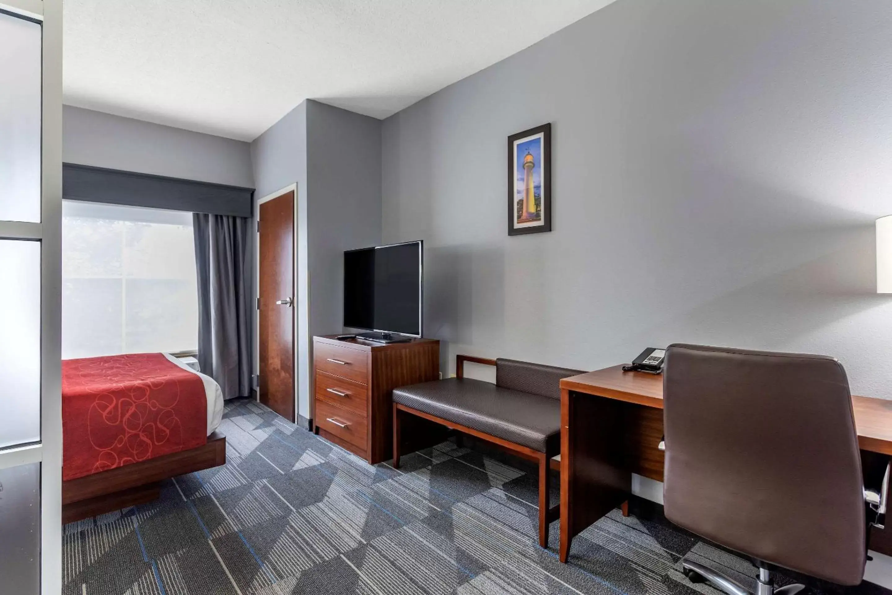 Photo of the whole room, TV/Entertainment Center in Comfort Suites Olive Branch