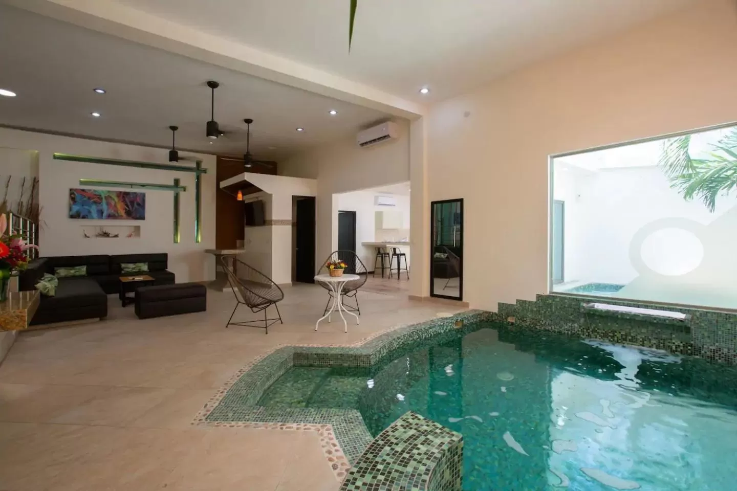 Swimming pool in Casa Kaoba Hotel & Suites