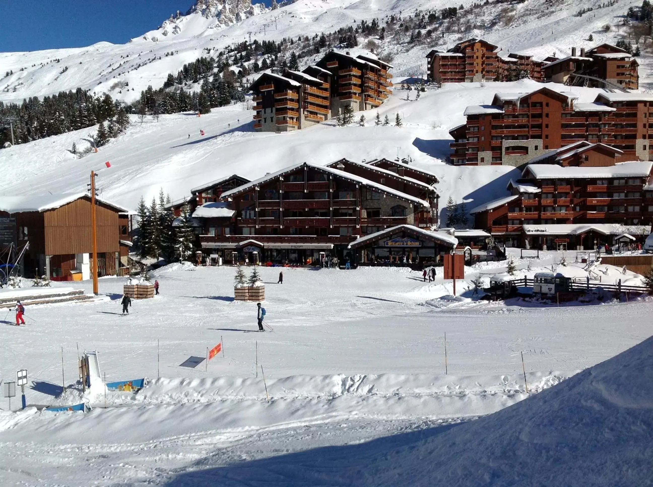 Facade/entrance, Winter in Hotel Mont Vallon