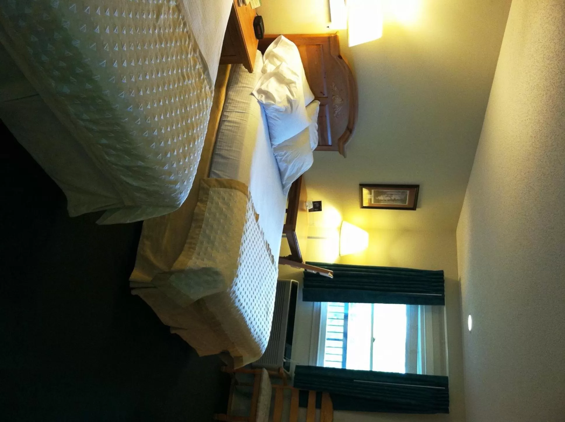 Bedroom, Bed in Lake Chatuge Lodge