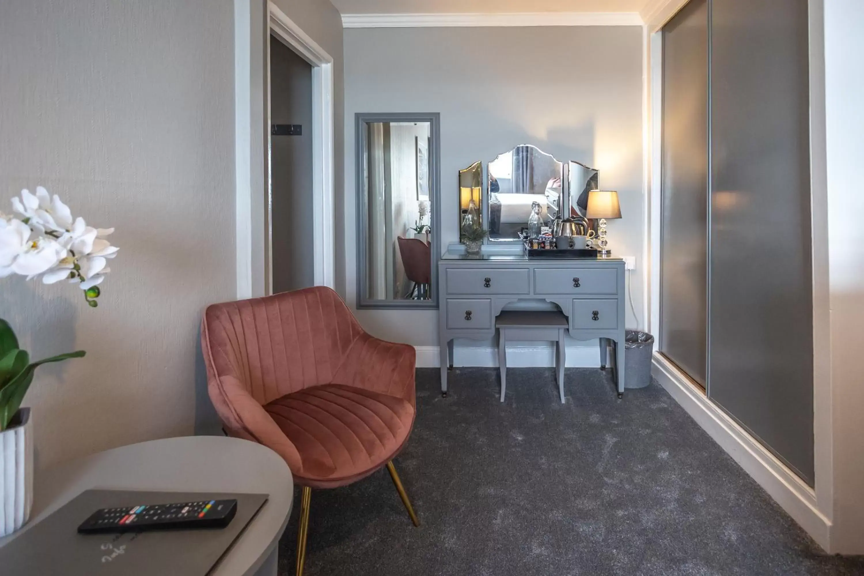 Bedroom, Seating Area in Gloucester House