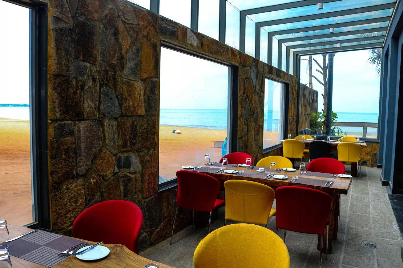 Earl's Regent Negombo "Golden Shore at Your Door - Find Your Dream Stay"