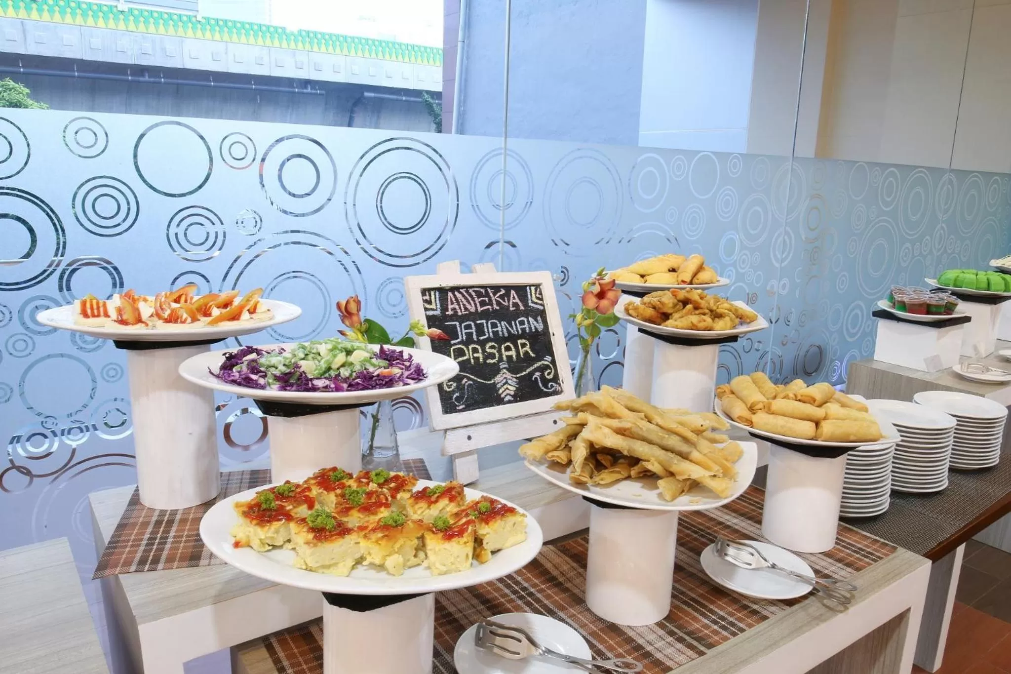 Restaurant/places to eat in Terraz Tree Hotel Jakarta