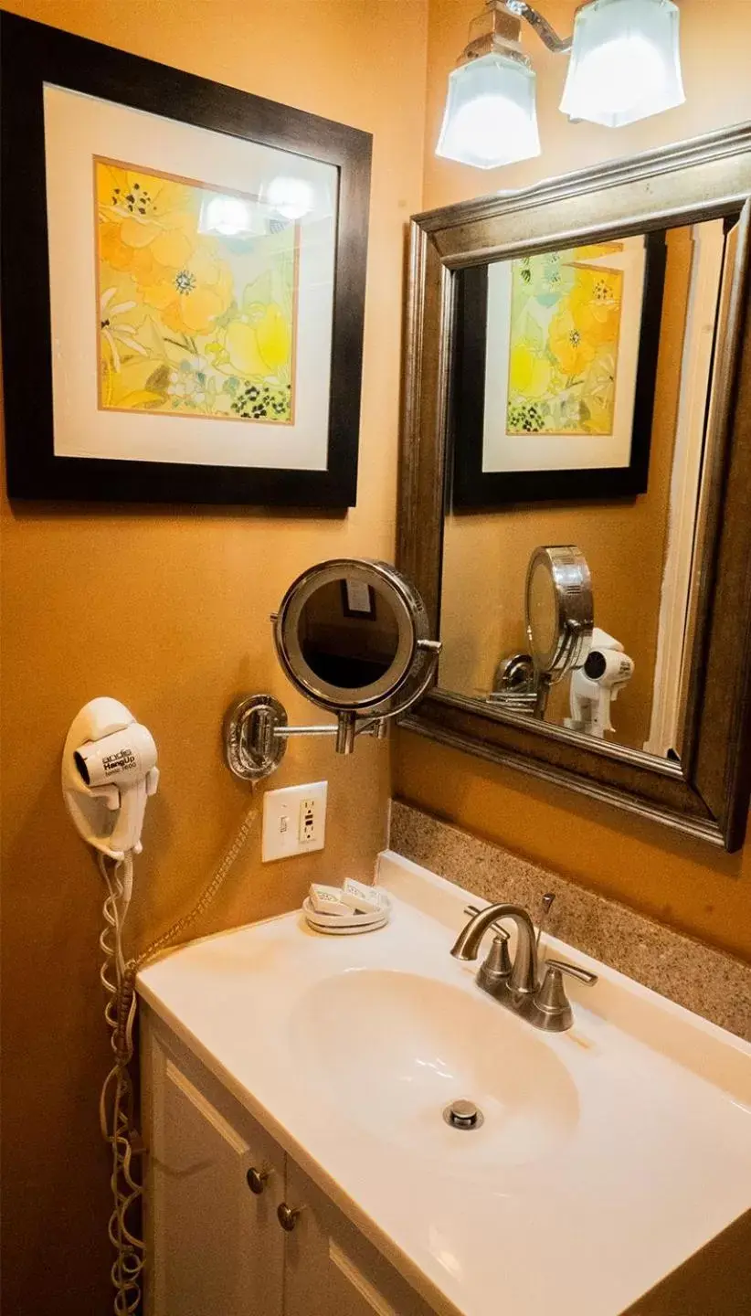 Bathroom in Casablanca Inn on the Bay