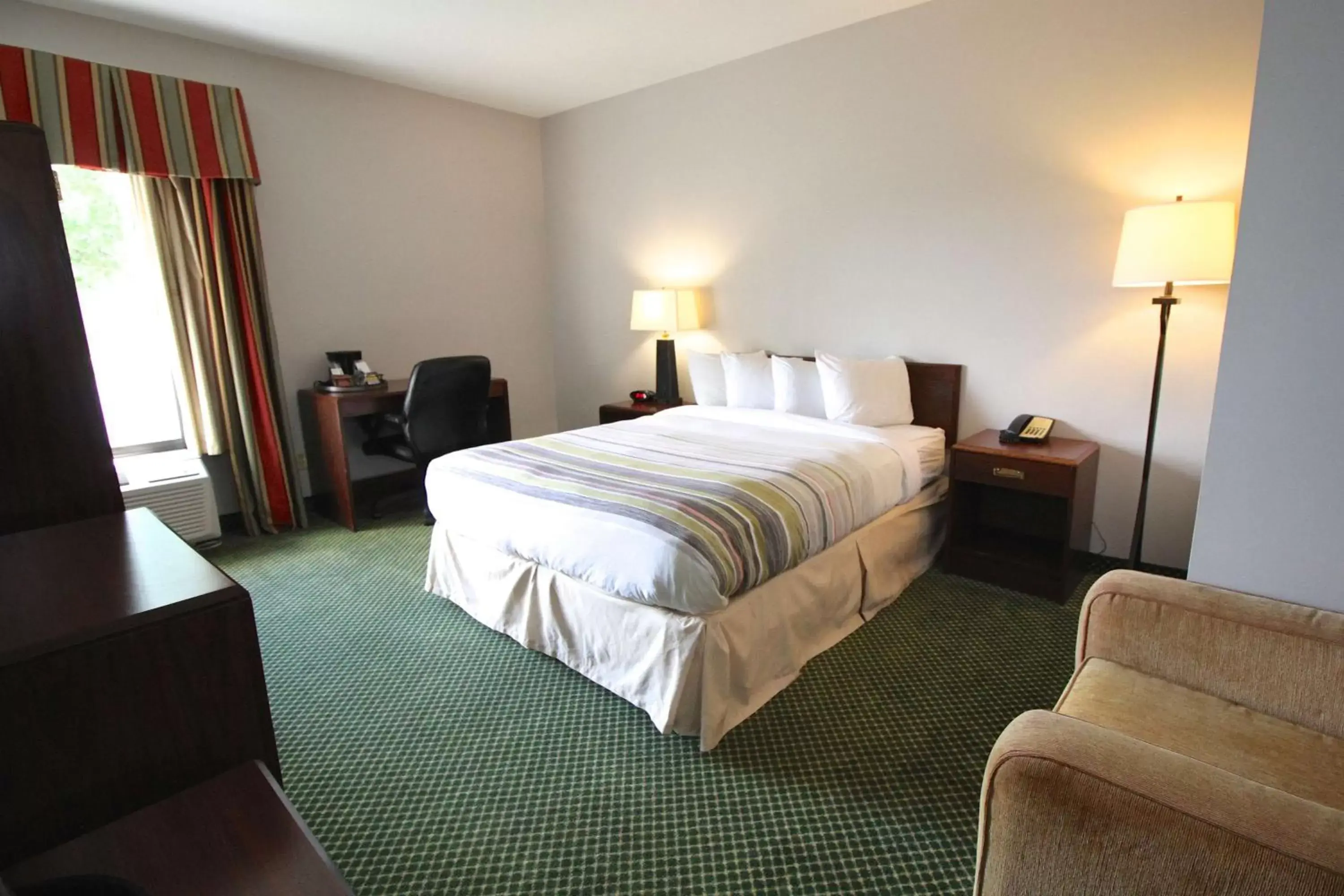 Photo of the whole room, Bed in Country Inn & Suites by Radisson, Sandusky South, OH