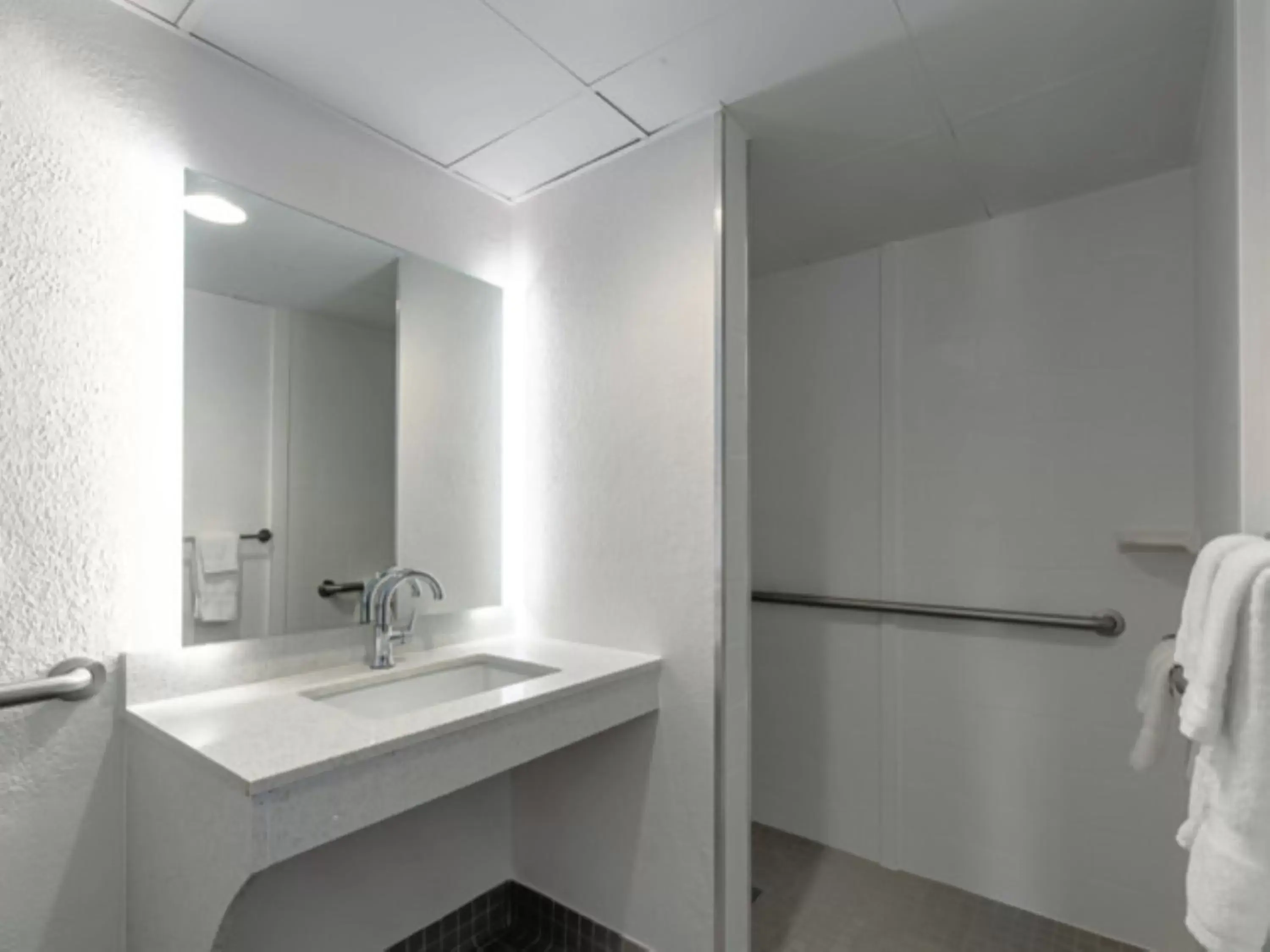 Bathroom in Baymont by Wyndham White Plains - Elmsford