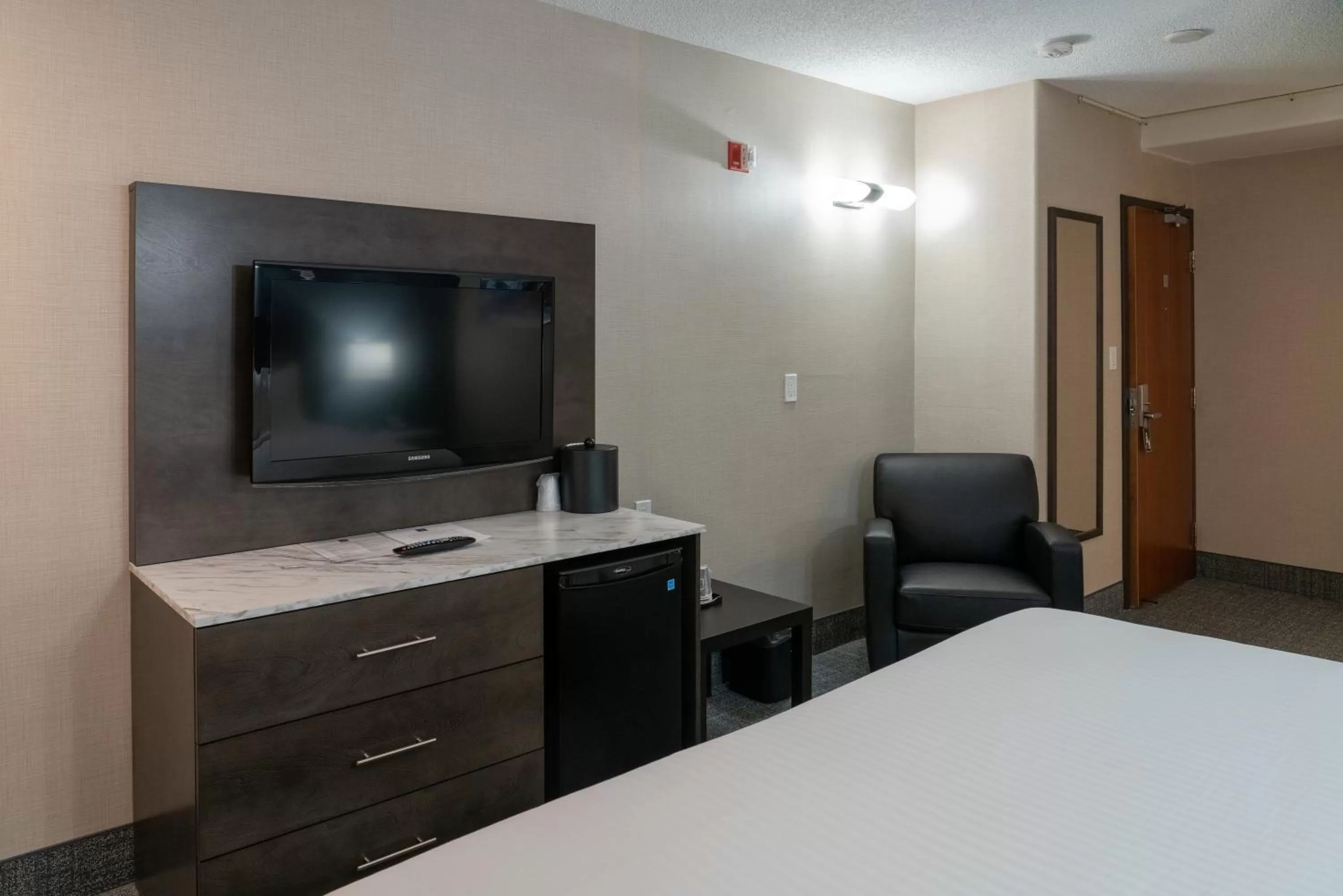 TV and multimedia, Bed in Red Carpet Inn