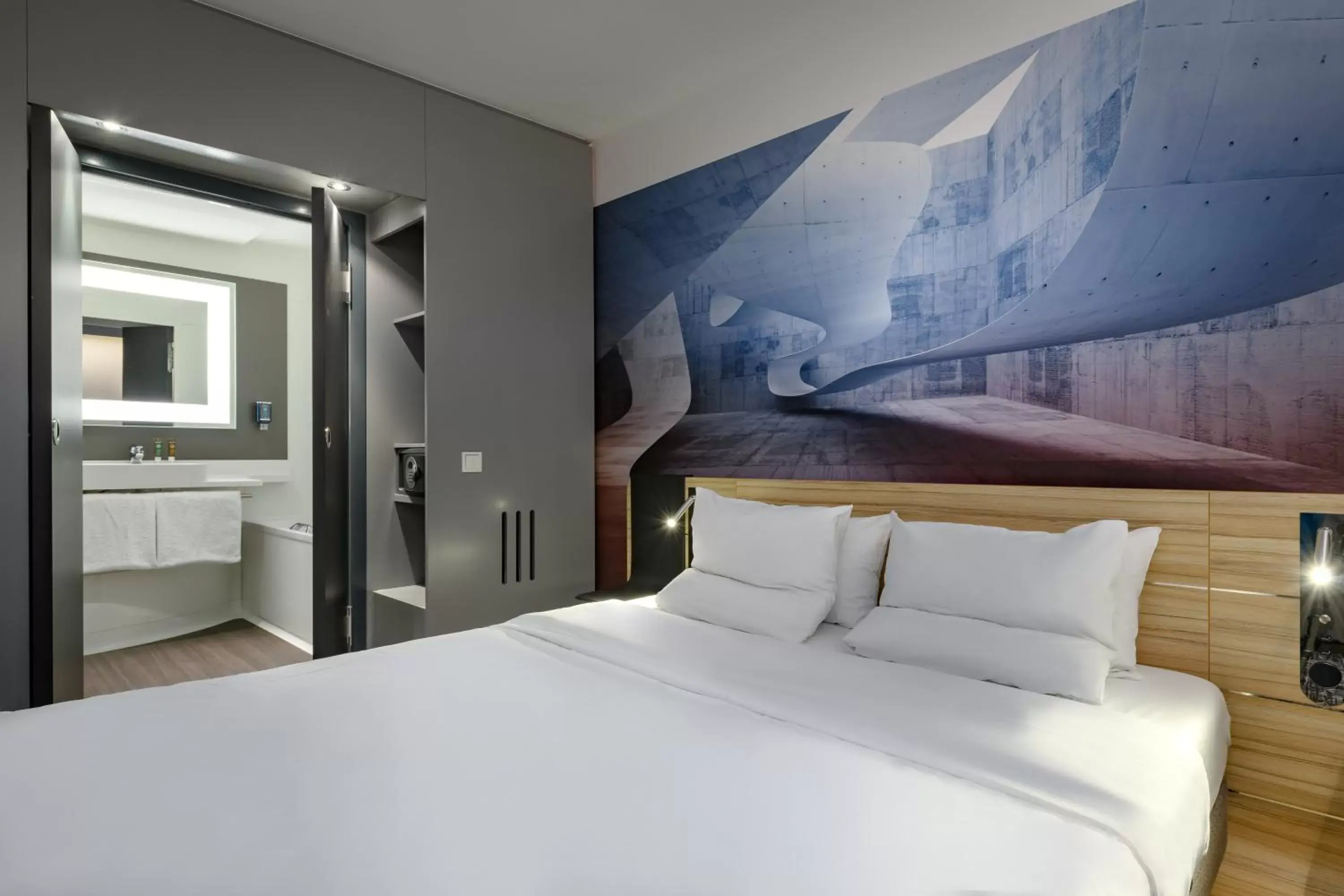 Bed in Novotel Suites Berlin City Potsdamer Platz