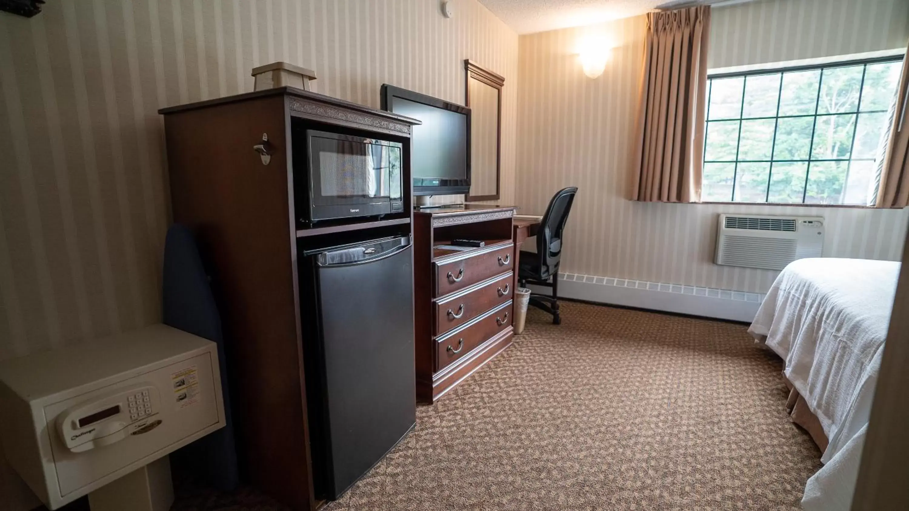 TV/Entertainment Center in Holland Hotel Free Parking Jersey City