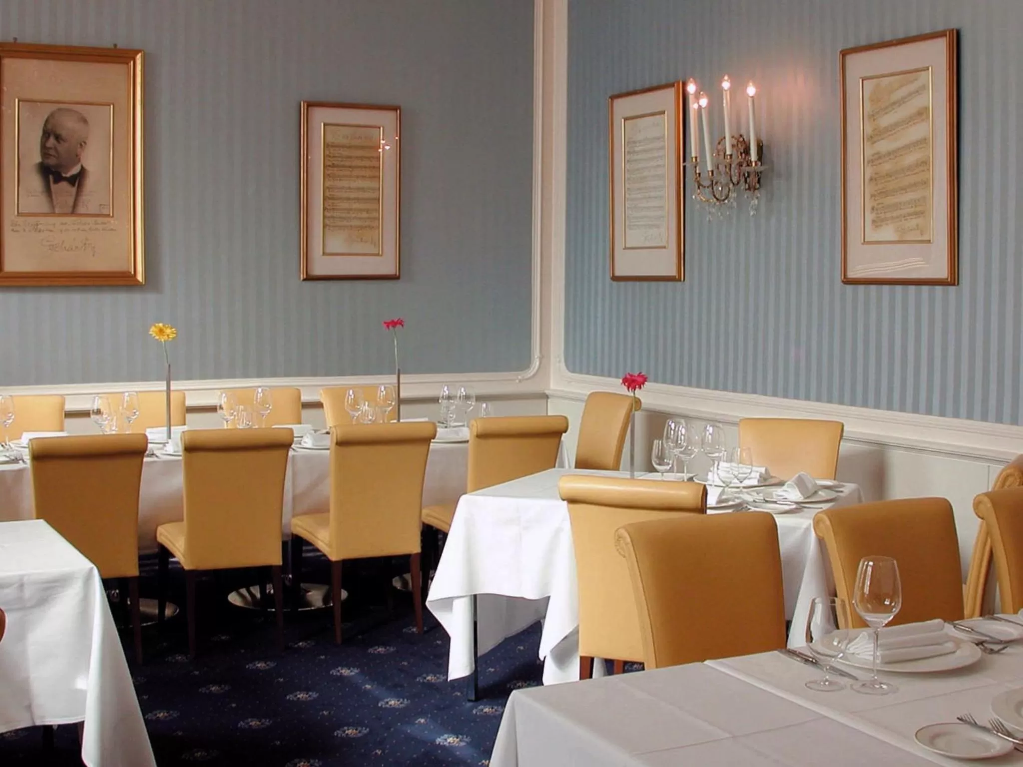 Restaurant/places to eat in Hotel Ambassador