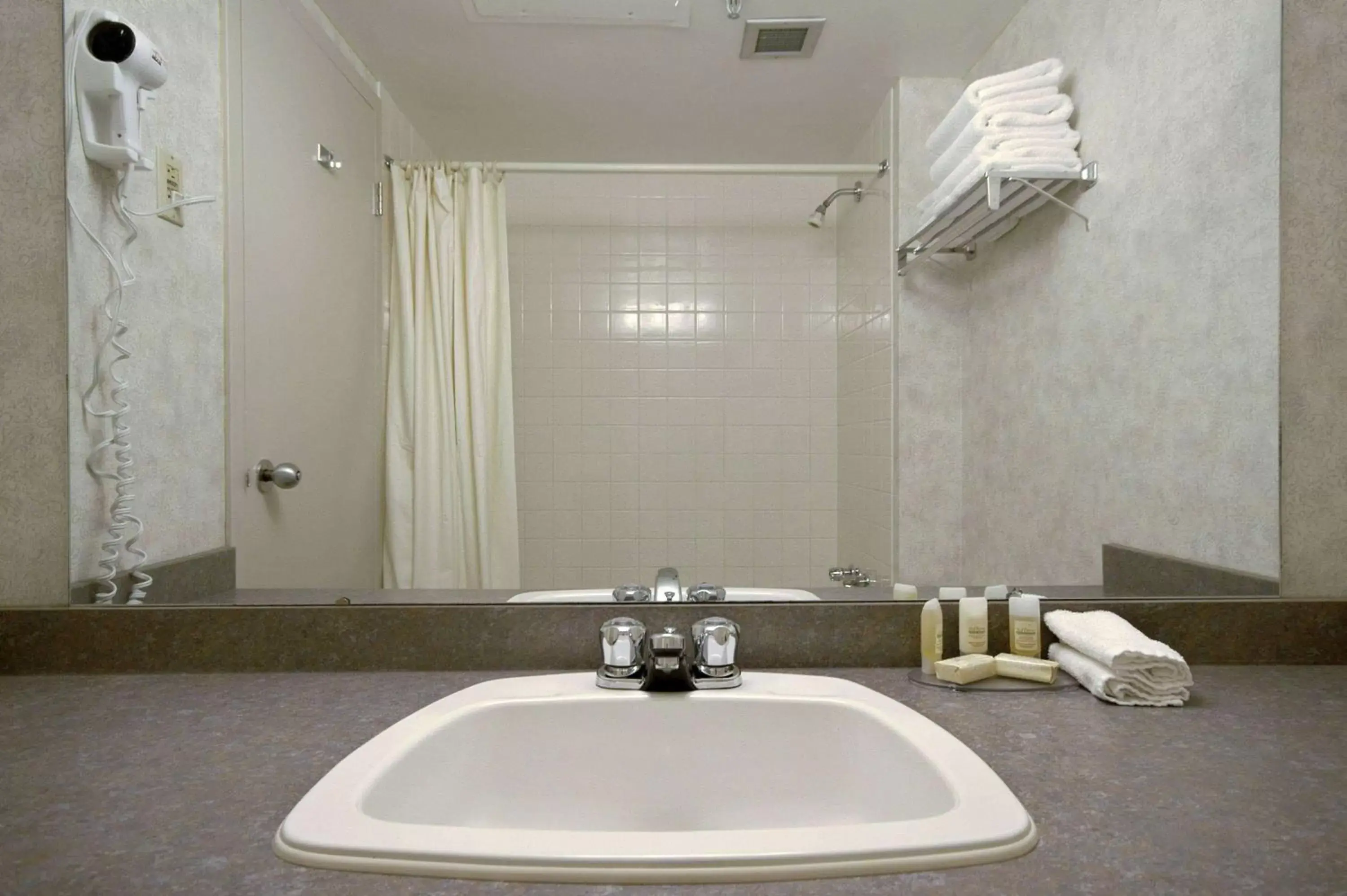TV and multimedia, Bathroom in Howard Johnson by Wyndham Portage La Prairie