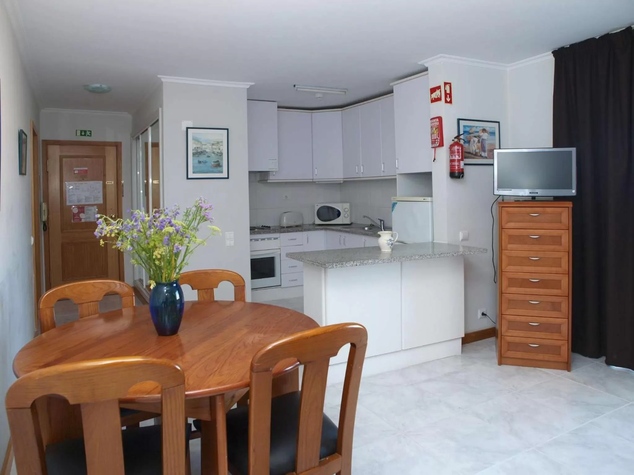 Kitchen or kitchenette in Apartamentos Jardins da Rocha