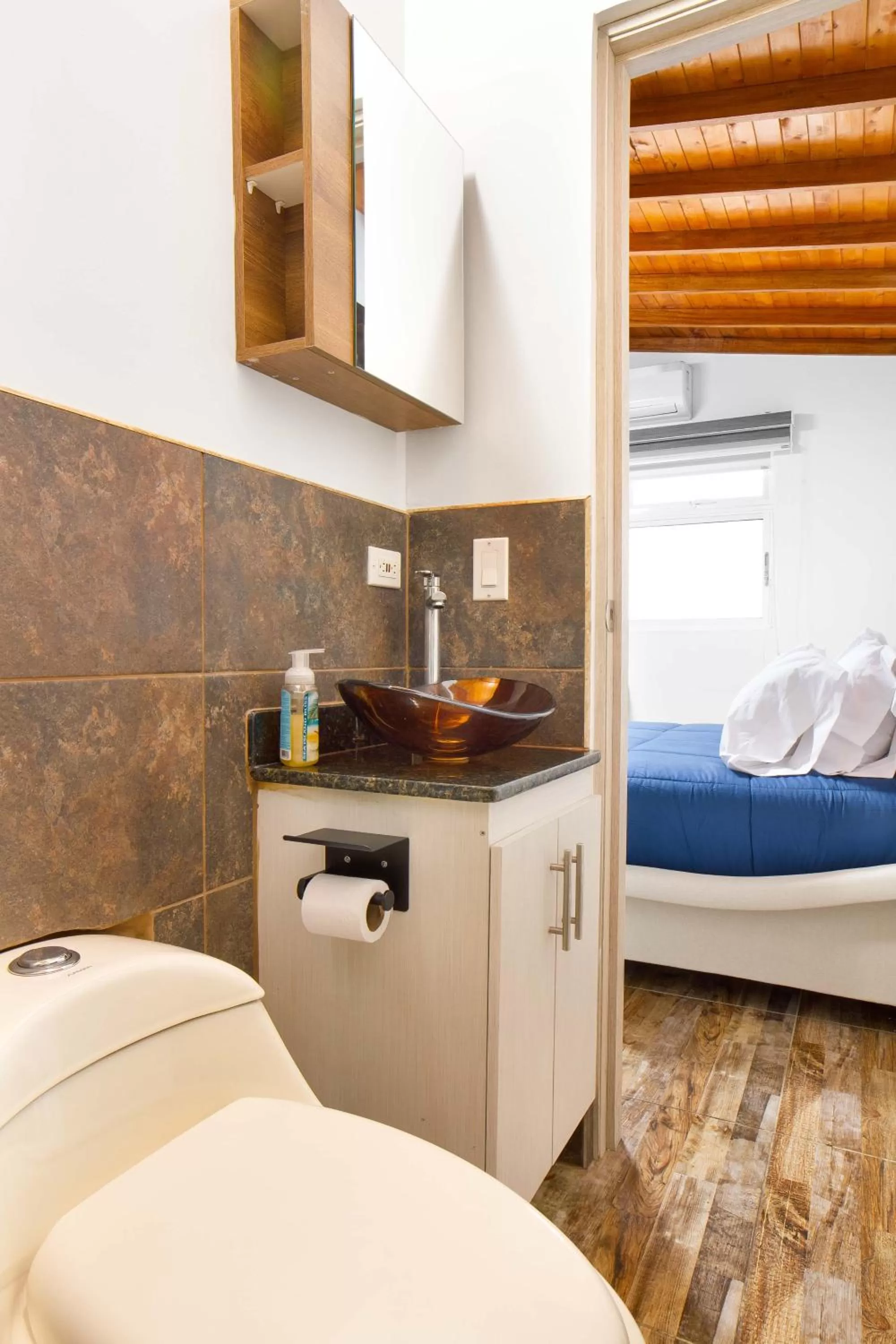 Bathroom, Bed in Miracle