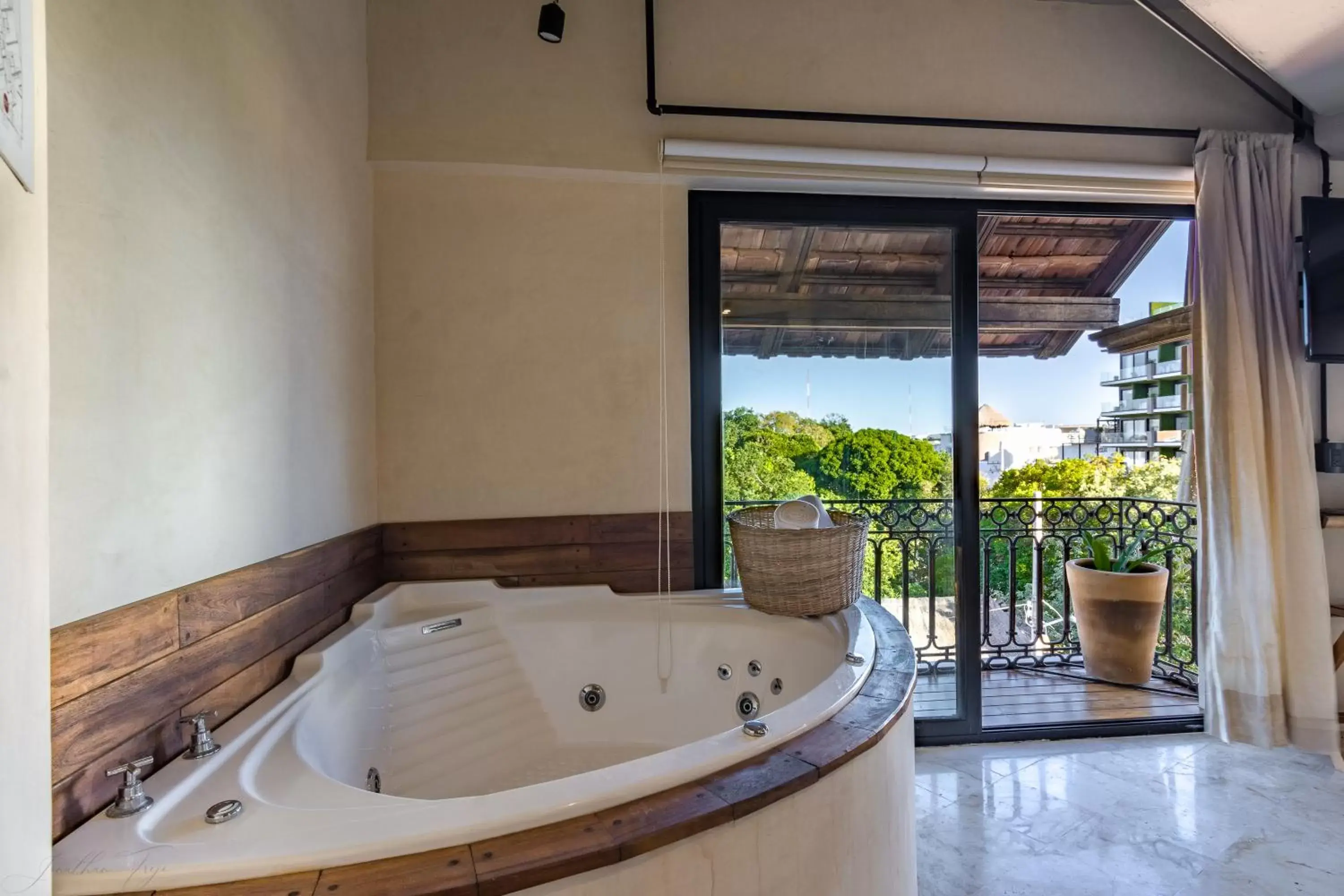Hot Tub in "5TH AVE Caribbean Paradise Boutique Hotel "by BFH"