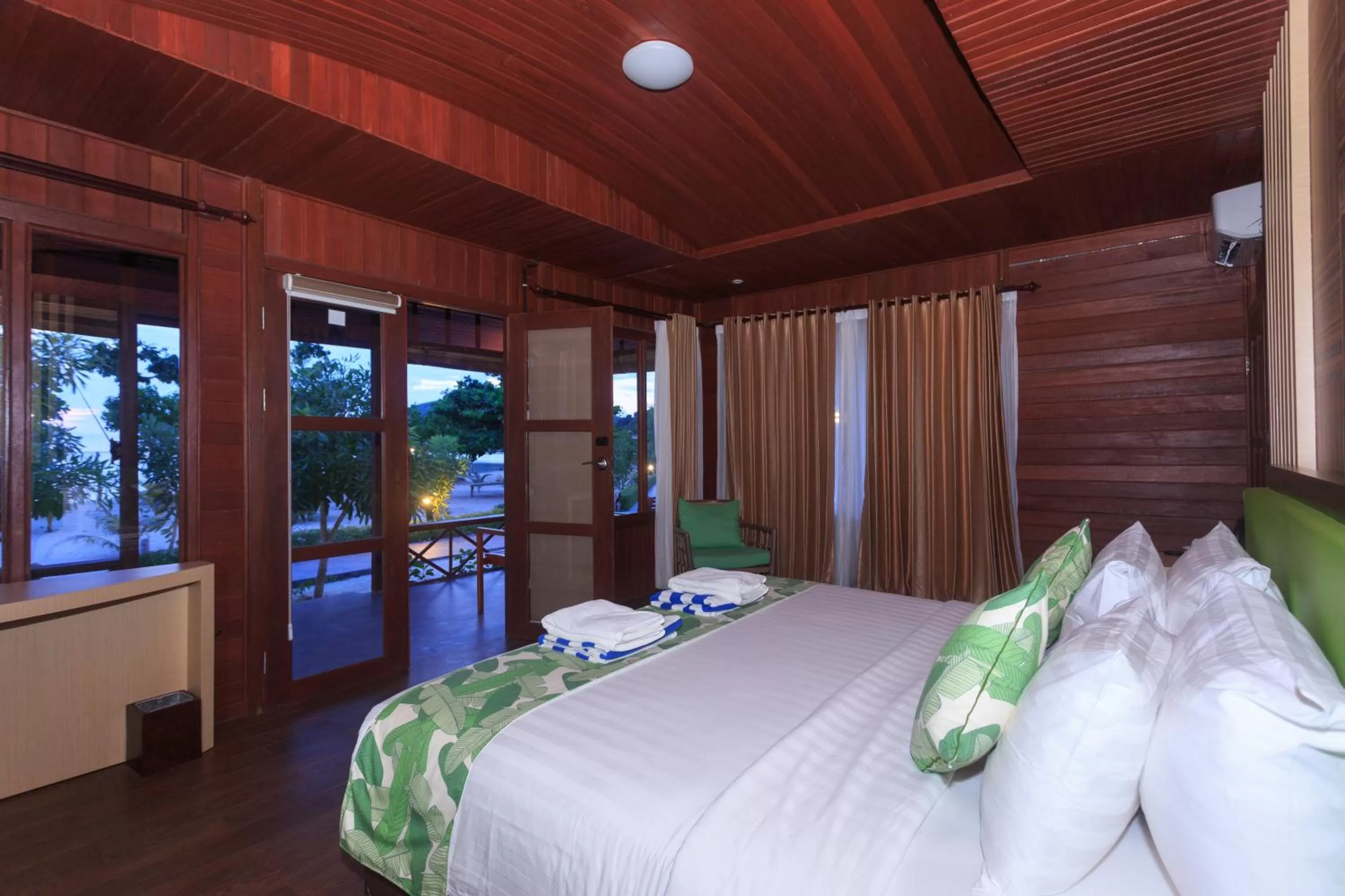 Photo of the whole room, Bed in Sylvia Beach Villa