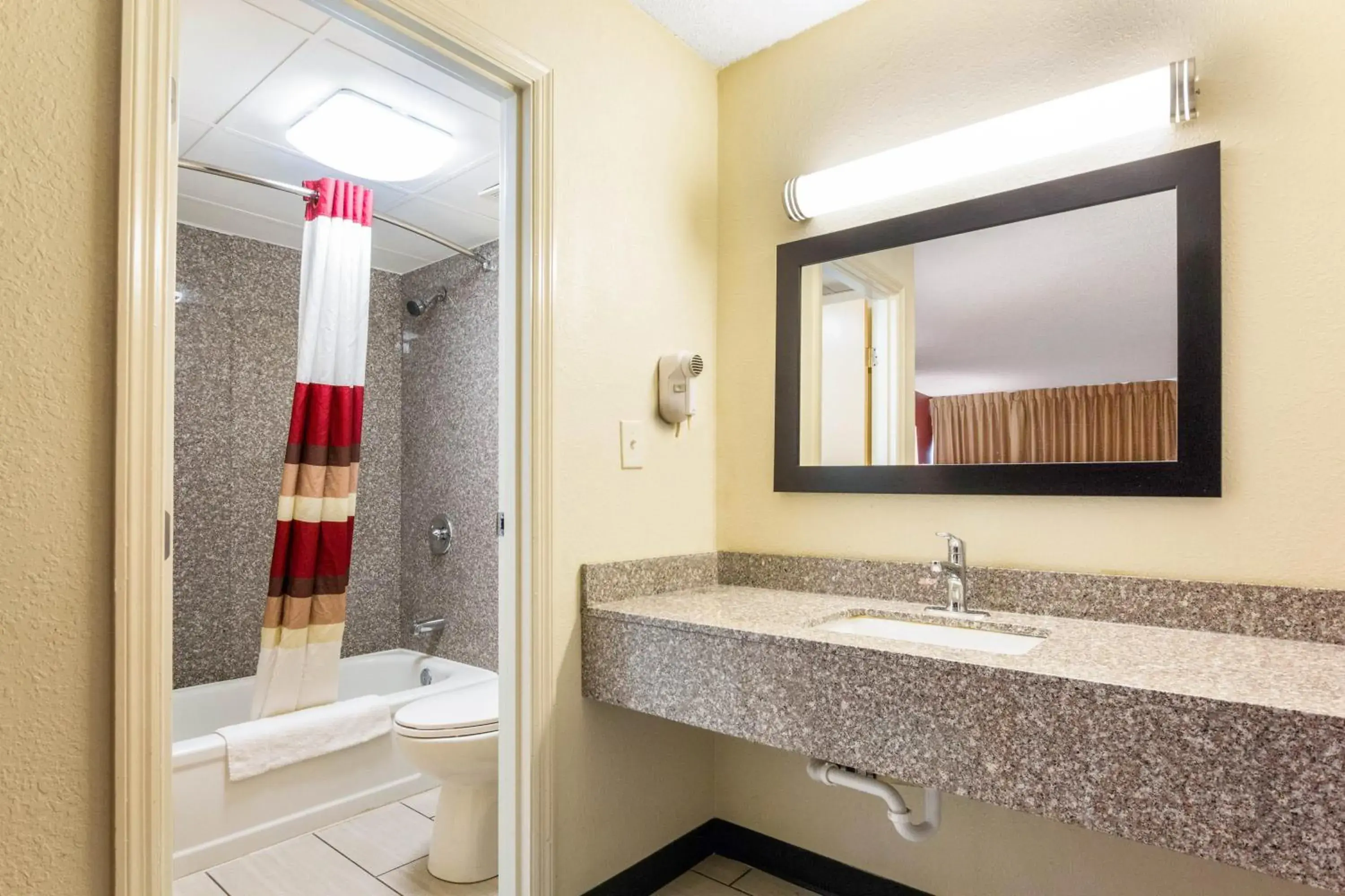 Bathroom in Red Roof Inn Cincinnati Airport–Florence/ Erlanger