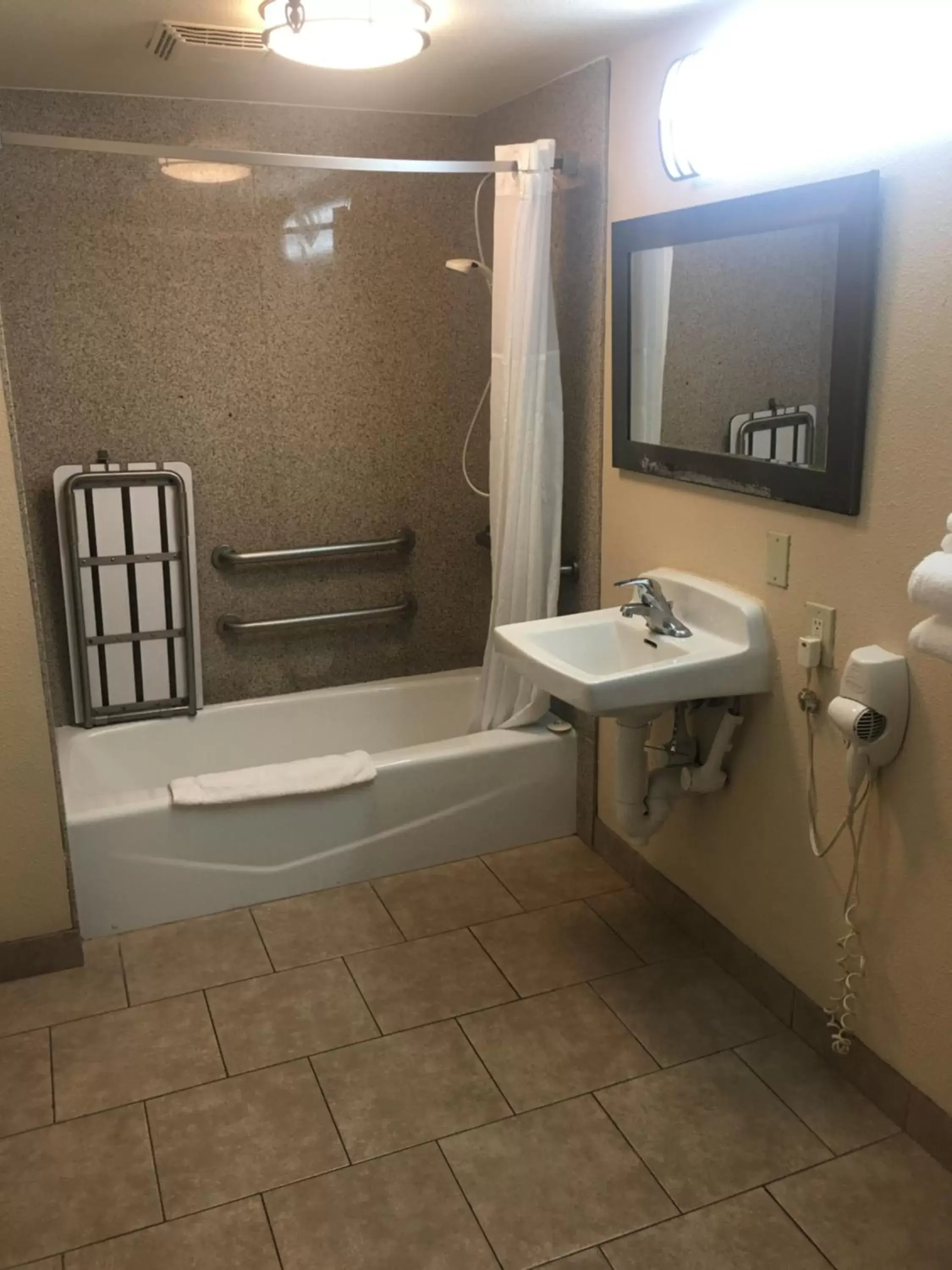 Bathroom in Hotel Seville - Ontario Airport/Chino