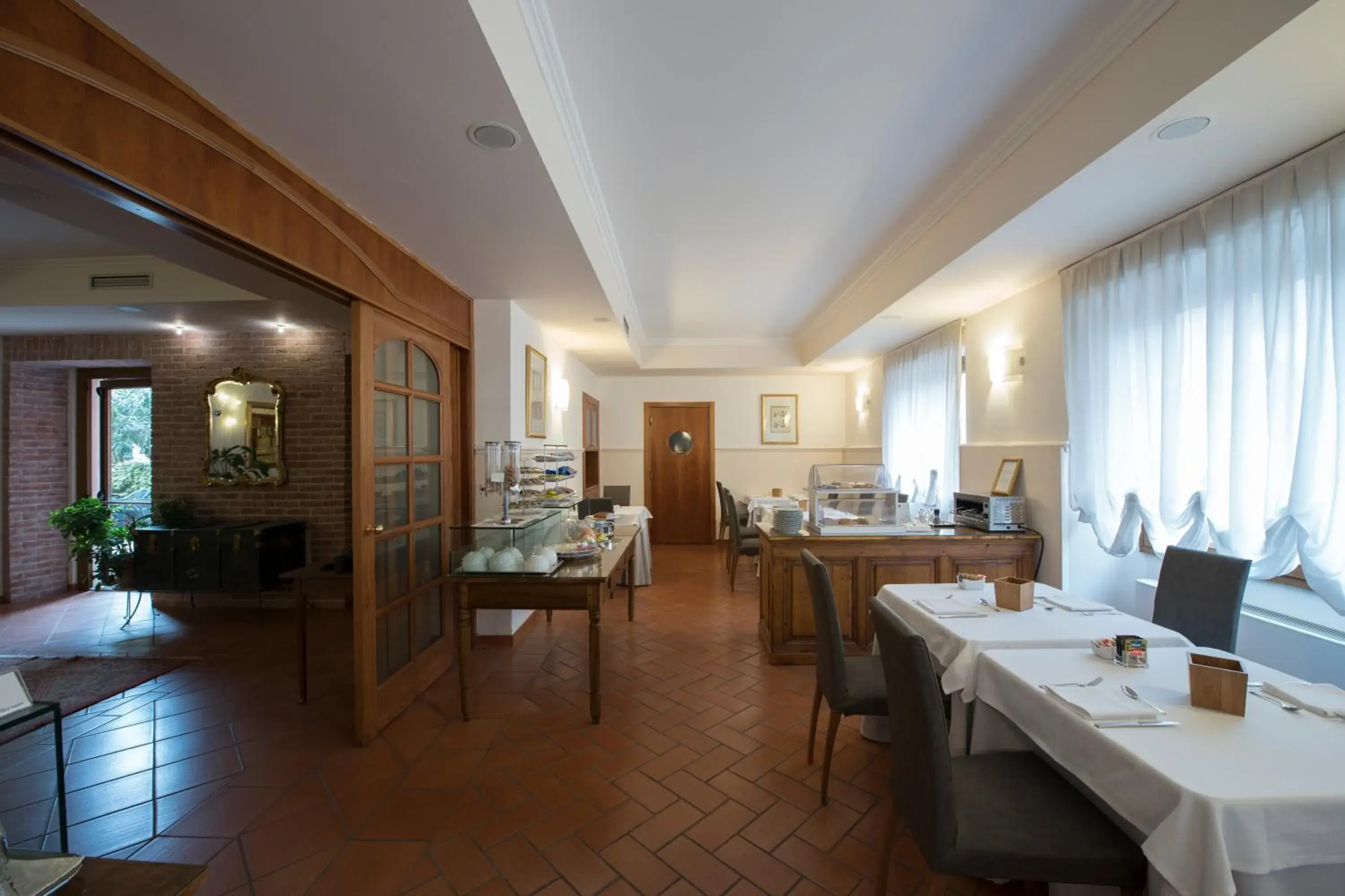 Restaurant/Places to Eat in Hotel Villa Colico