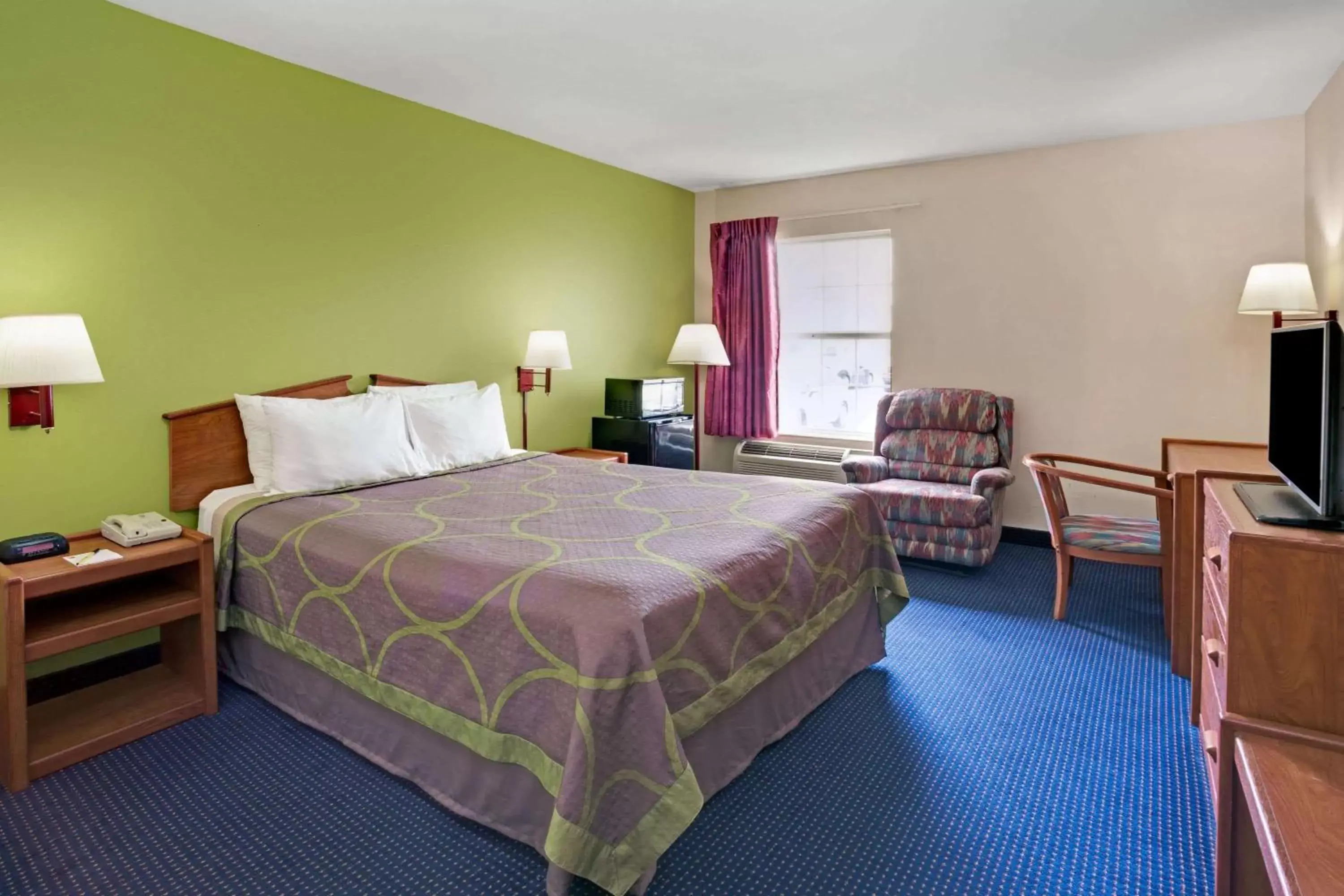Photo of the whole room, Bed in Super 8 by Wyndham Louisville/Expo Center