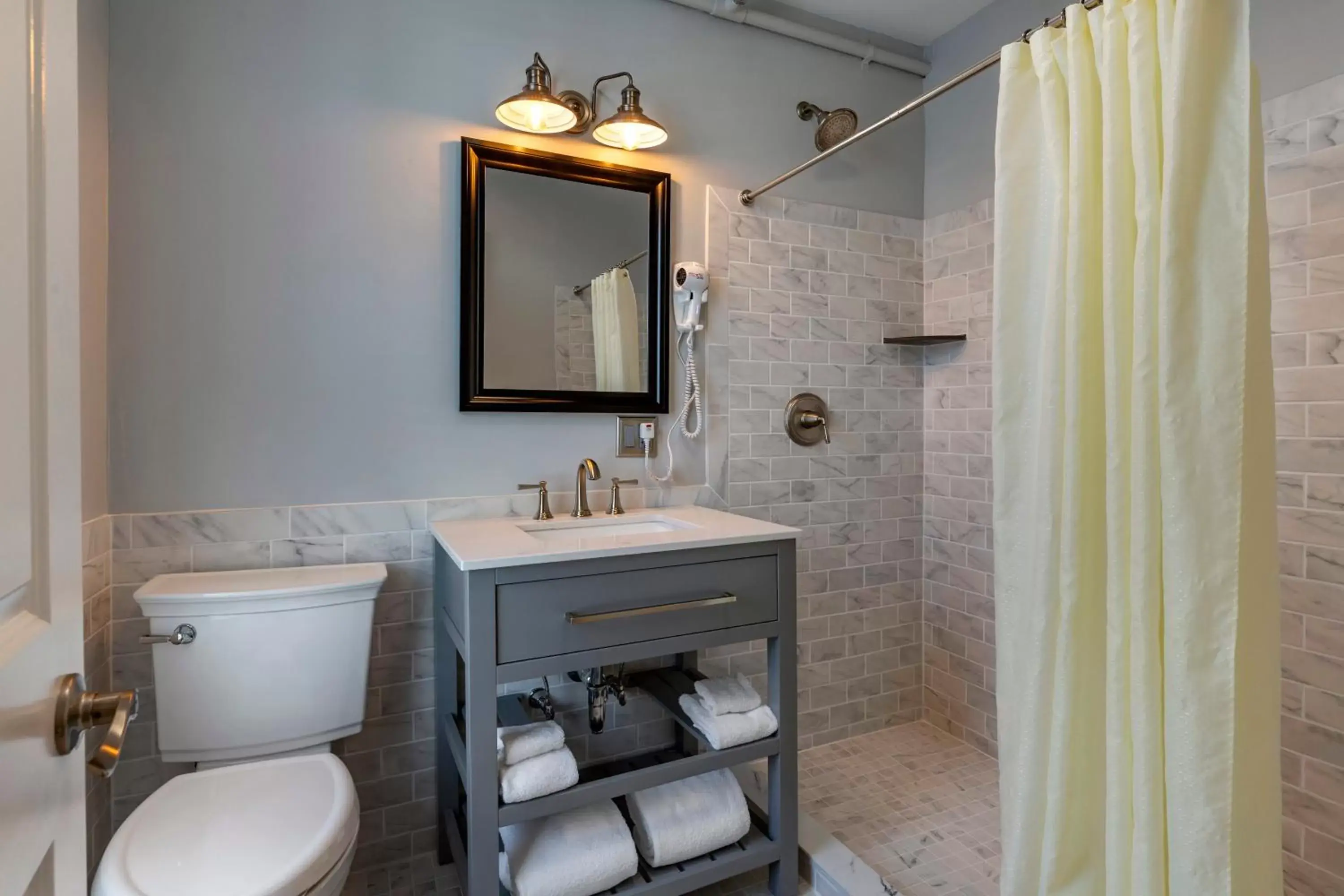 Bathroom in Essex Street Inn & Suites, Ascend Hotel Collection