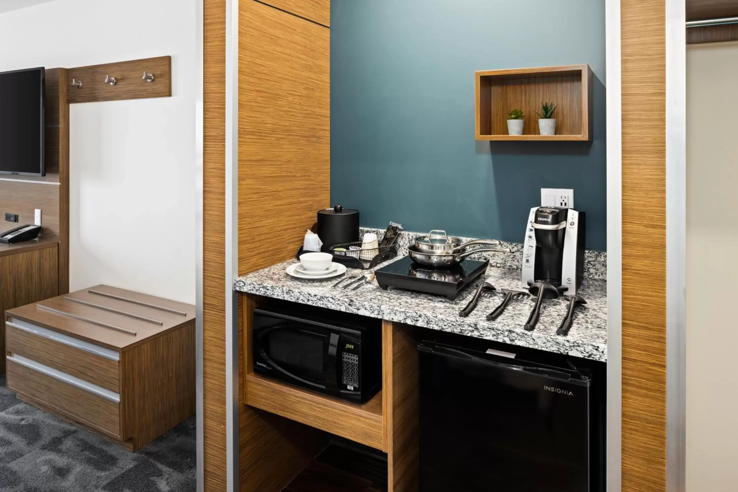 Kitchen or kitchenette, Kitchen/Kitchenette in Home Inn & Suites - Swift Current