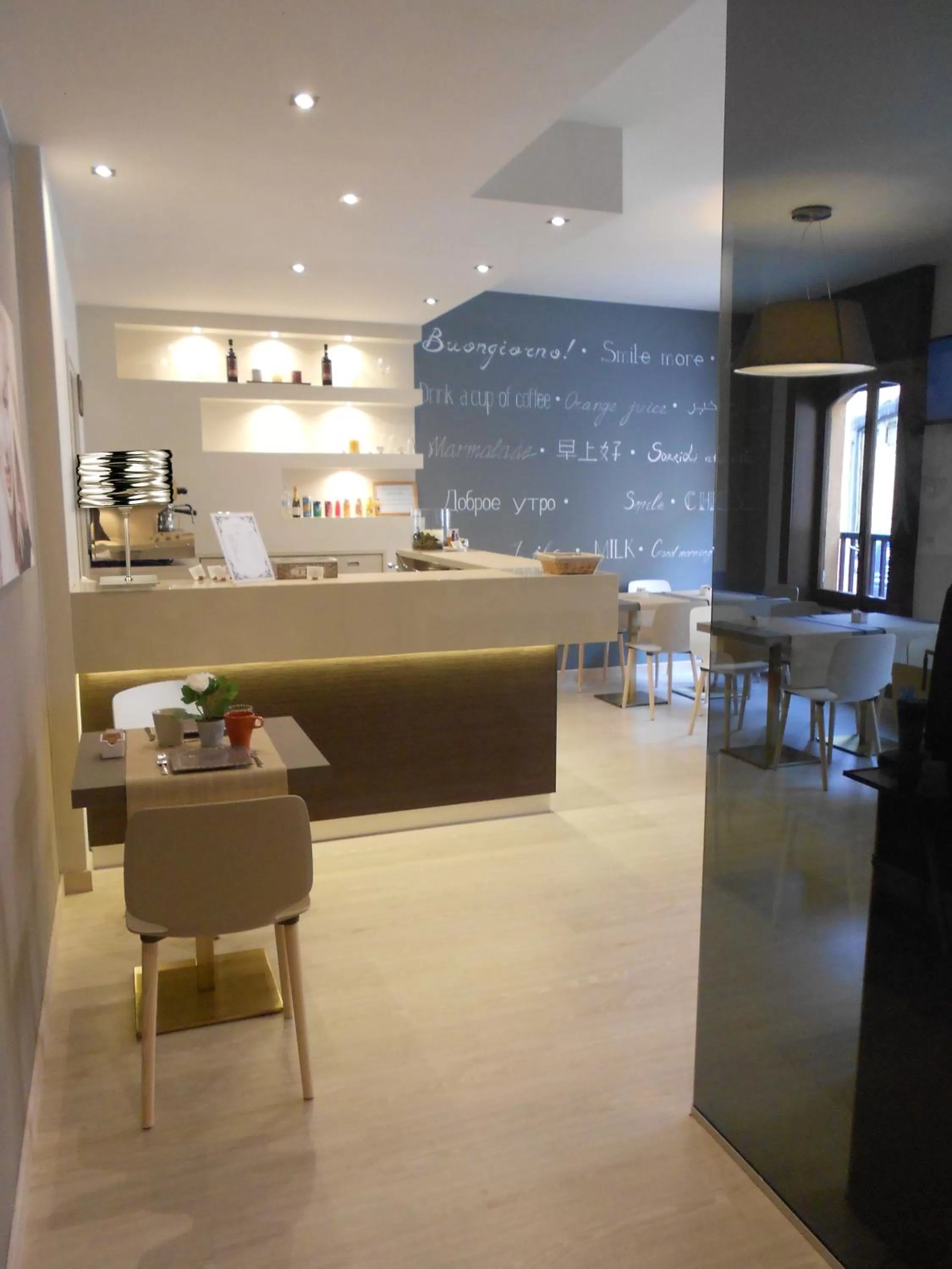 Restaurant/places to eat in Hotel Ares Milano