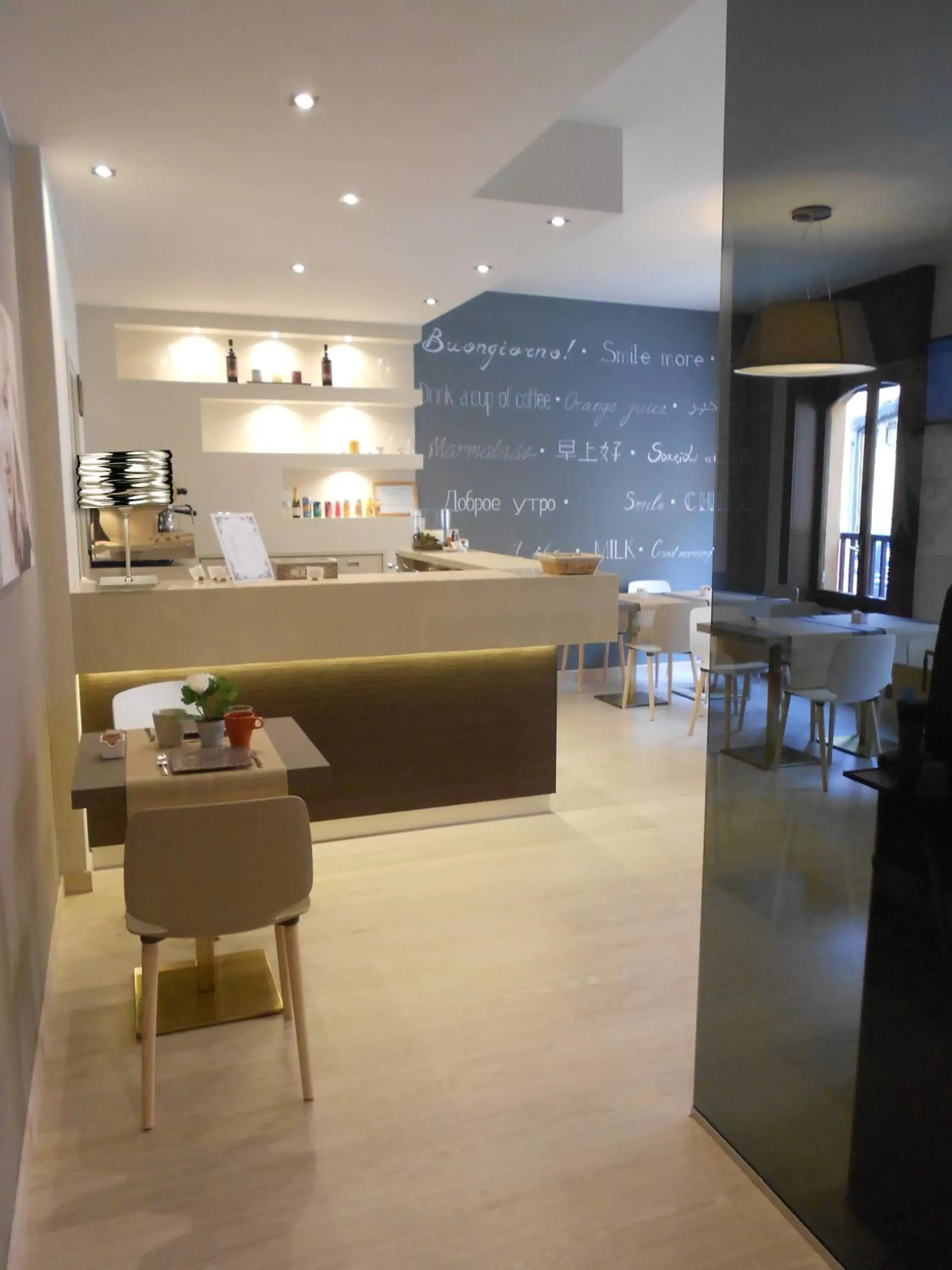 Restaurant/Places to Eat in Hotel Ares Milano